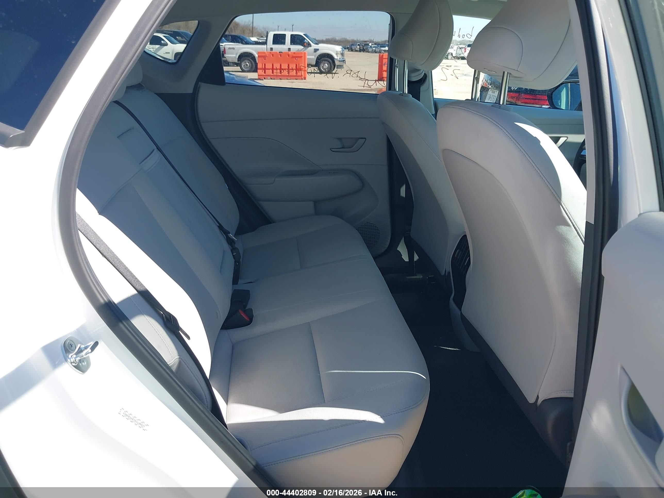 HYUNDAI KONA image 8