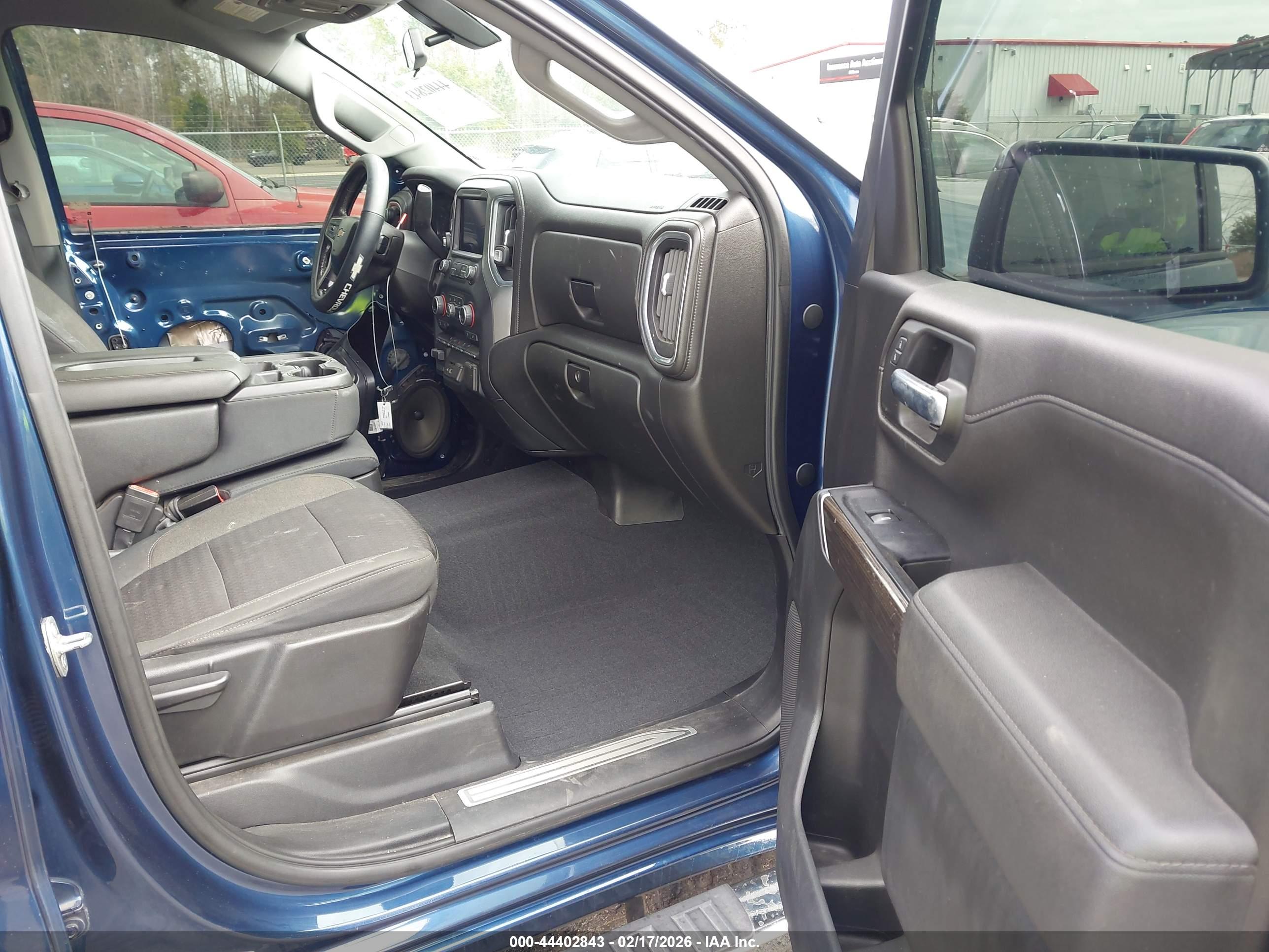 CHEVROLET SILVERADO image 5