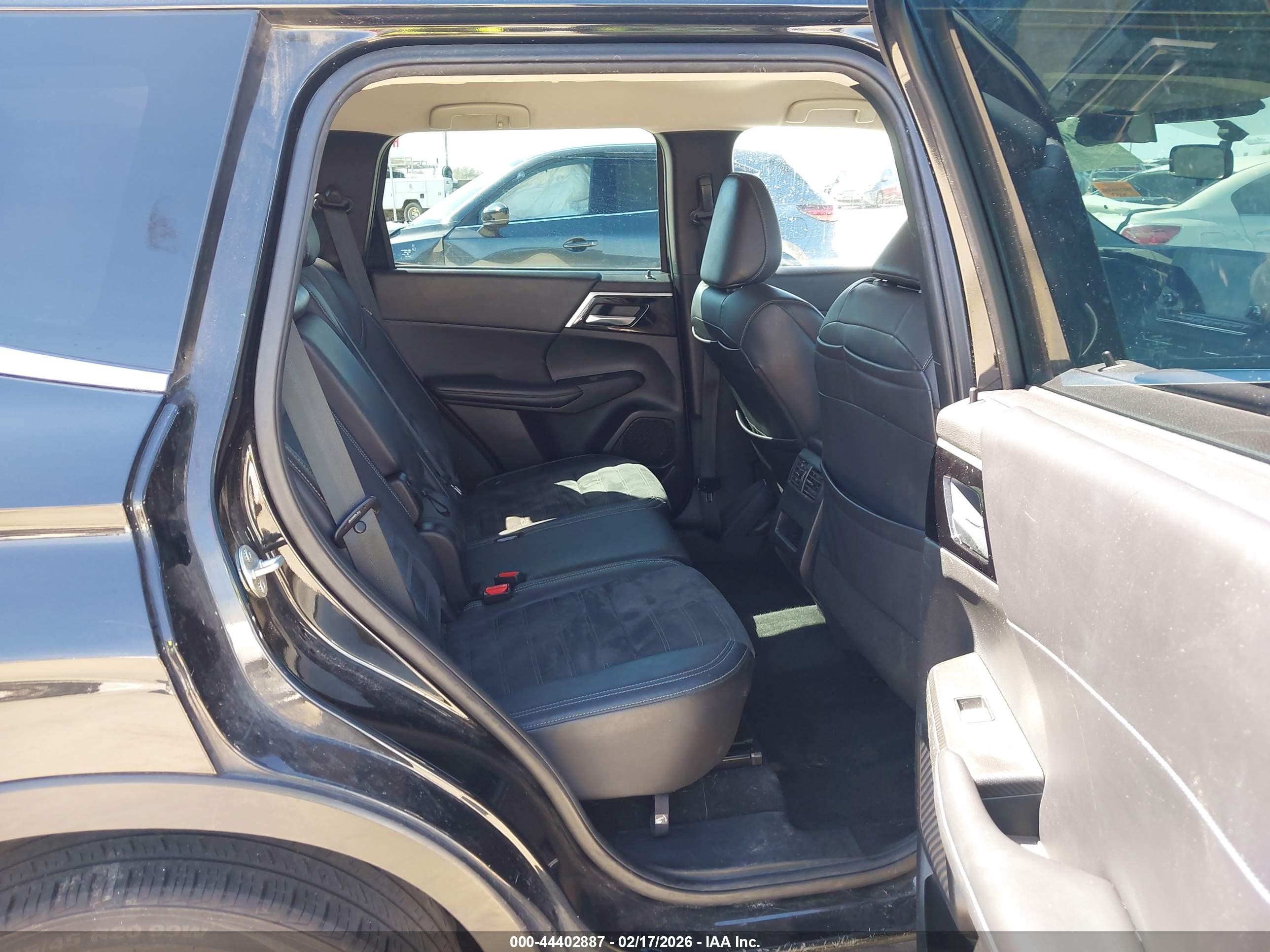 MITSUBISHI OUTLANDER image 8