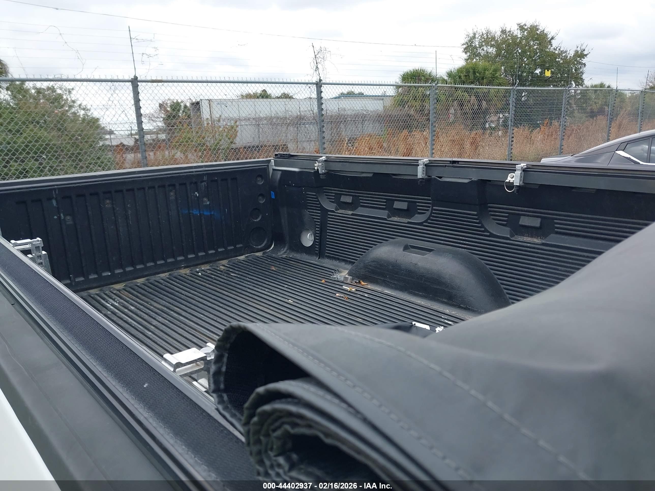 GMC SIERRA image 8