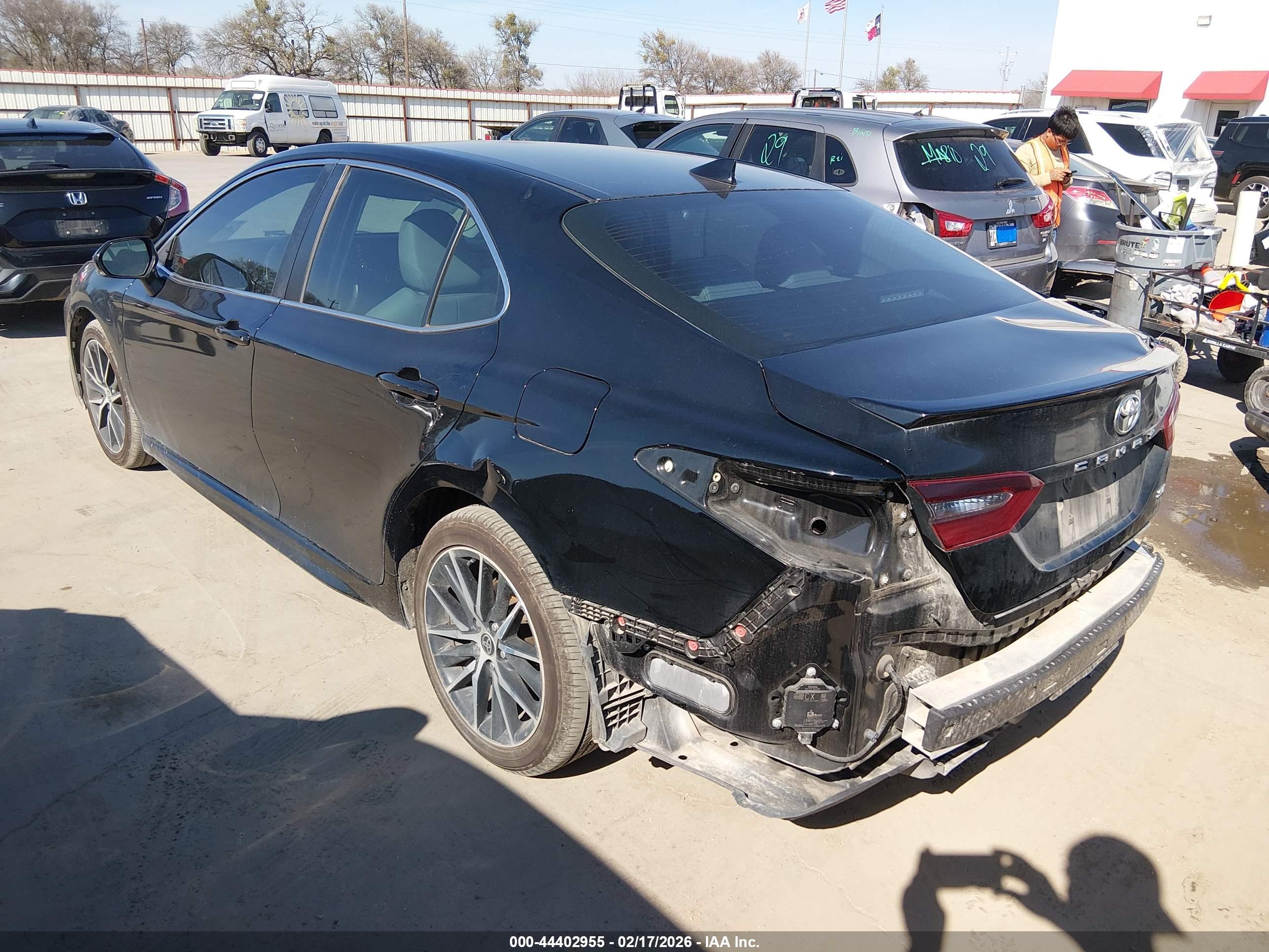 TOYOTA CAMRY image 3