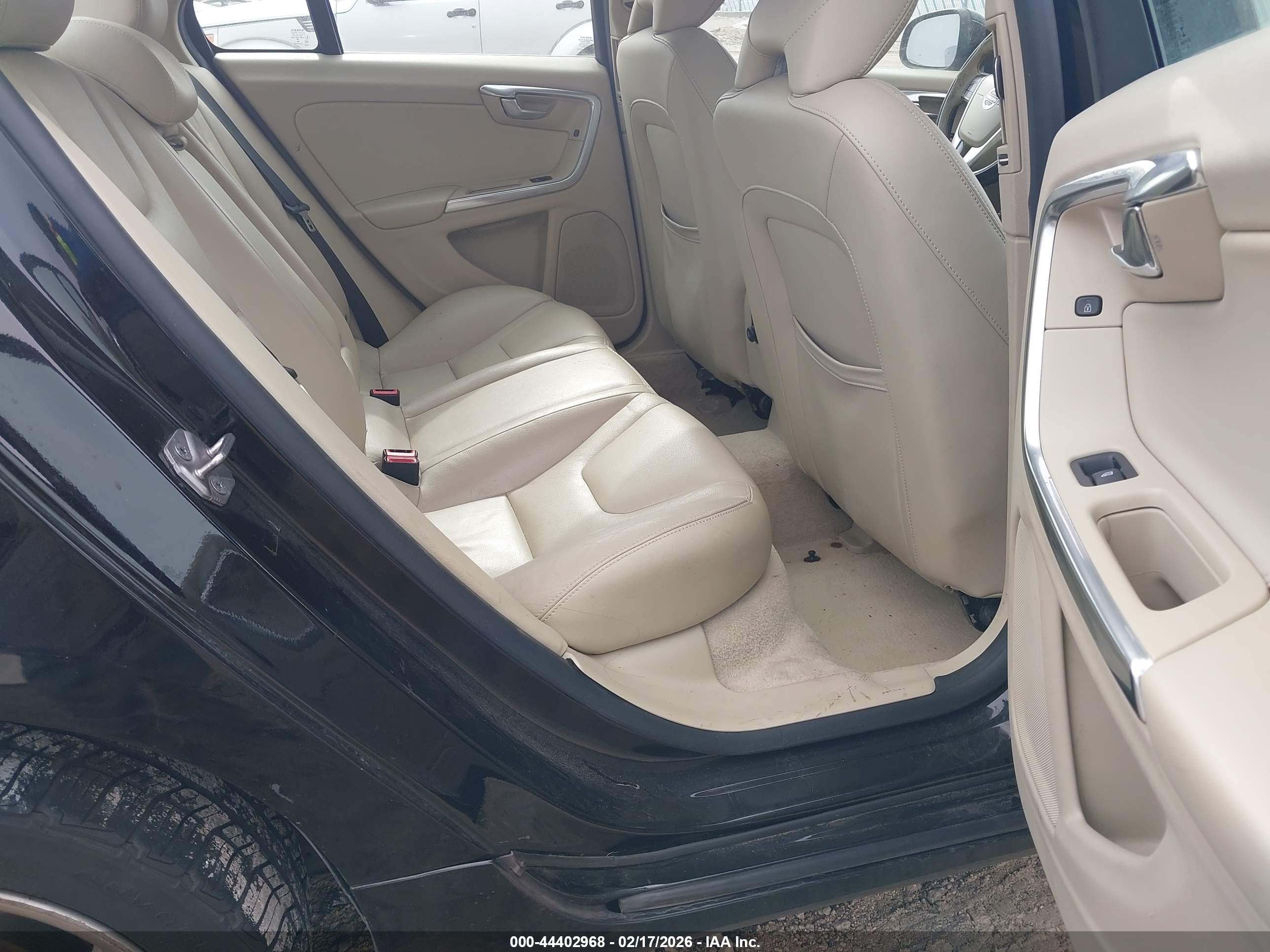 VOLVO S60 image 8