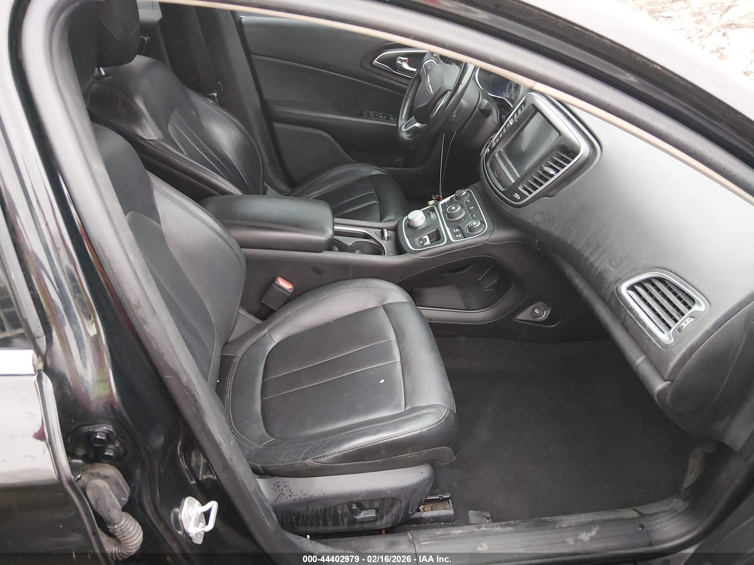 CHRYSLER 200 image 5