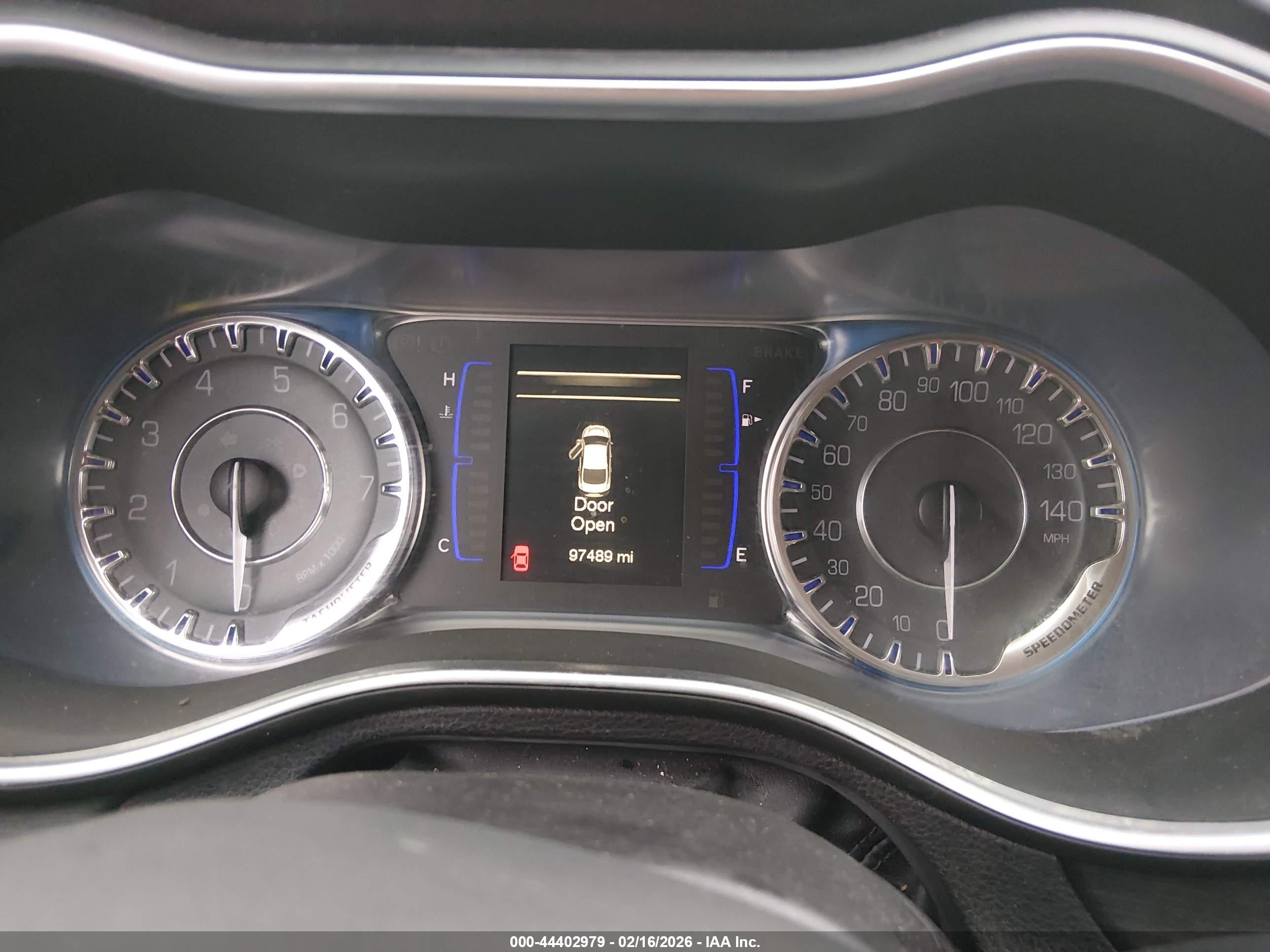 CHRYSLER 200 image 7