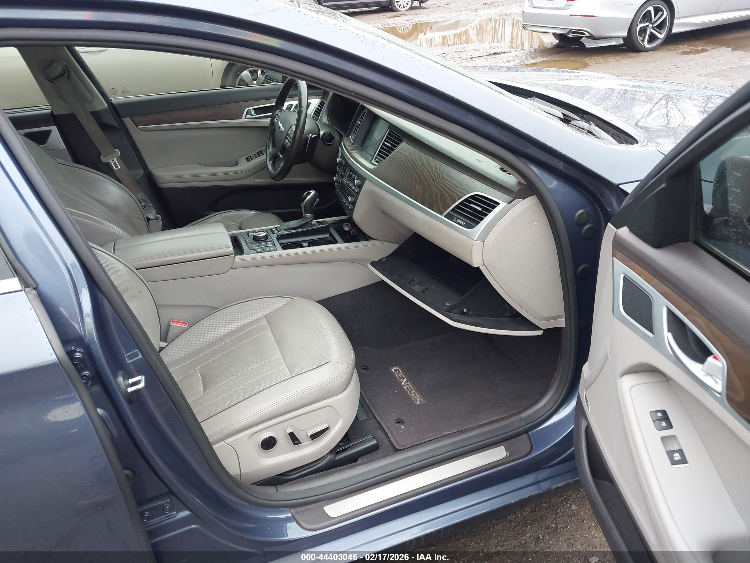 HYUNDAI GENESIS image 5