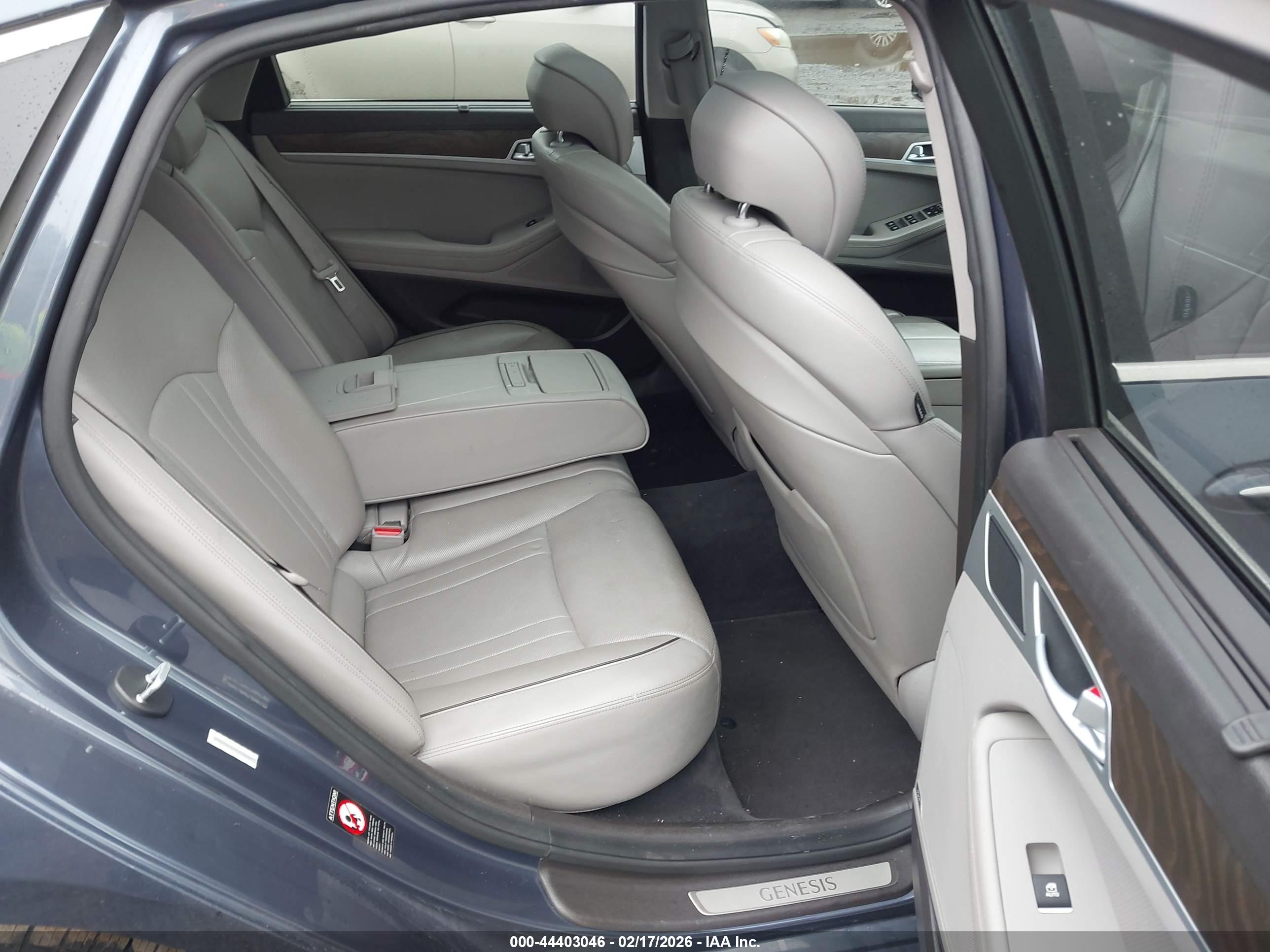 HYUNDAI GENESIS image 8