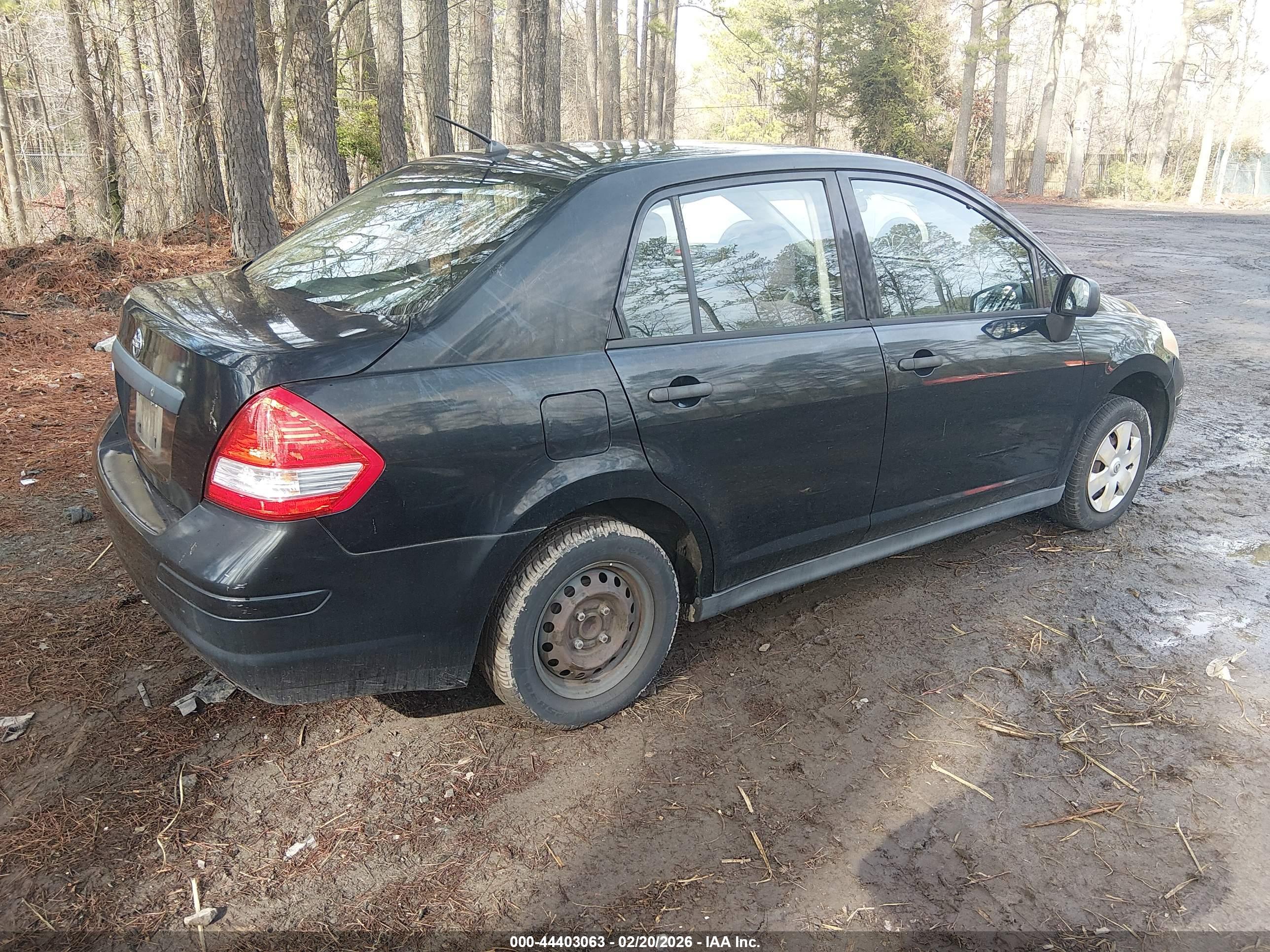 NISSAN VERSA image 4