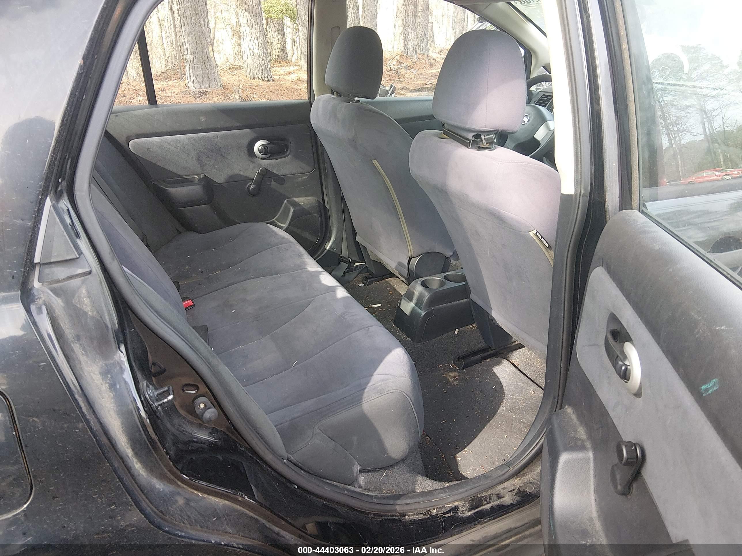 NISSAN VERSA image 8