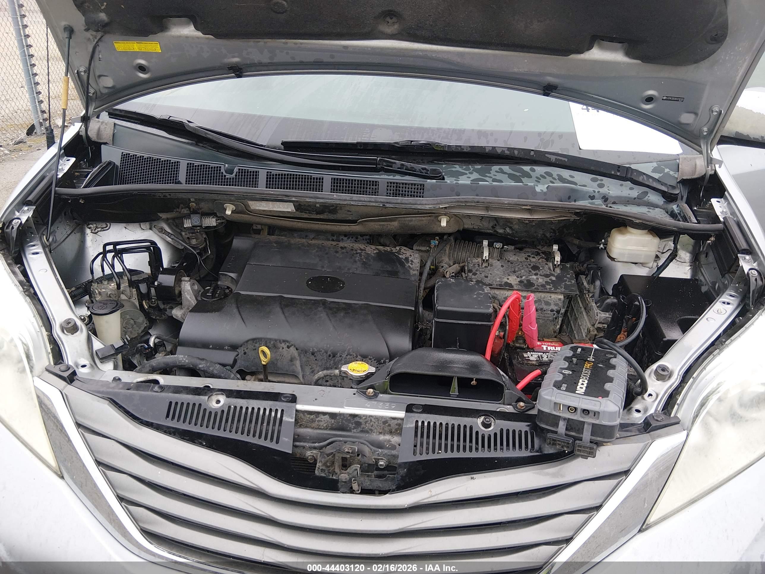 TOYOTA SIENNA image 10