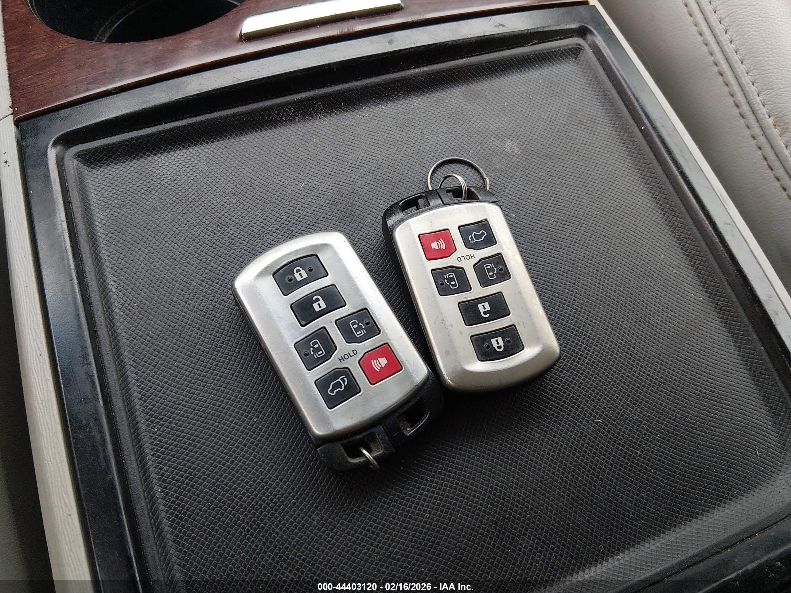 TOYOTA SIENNA image 11