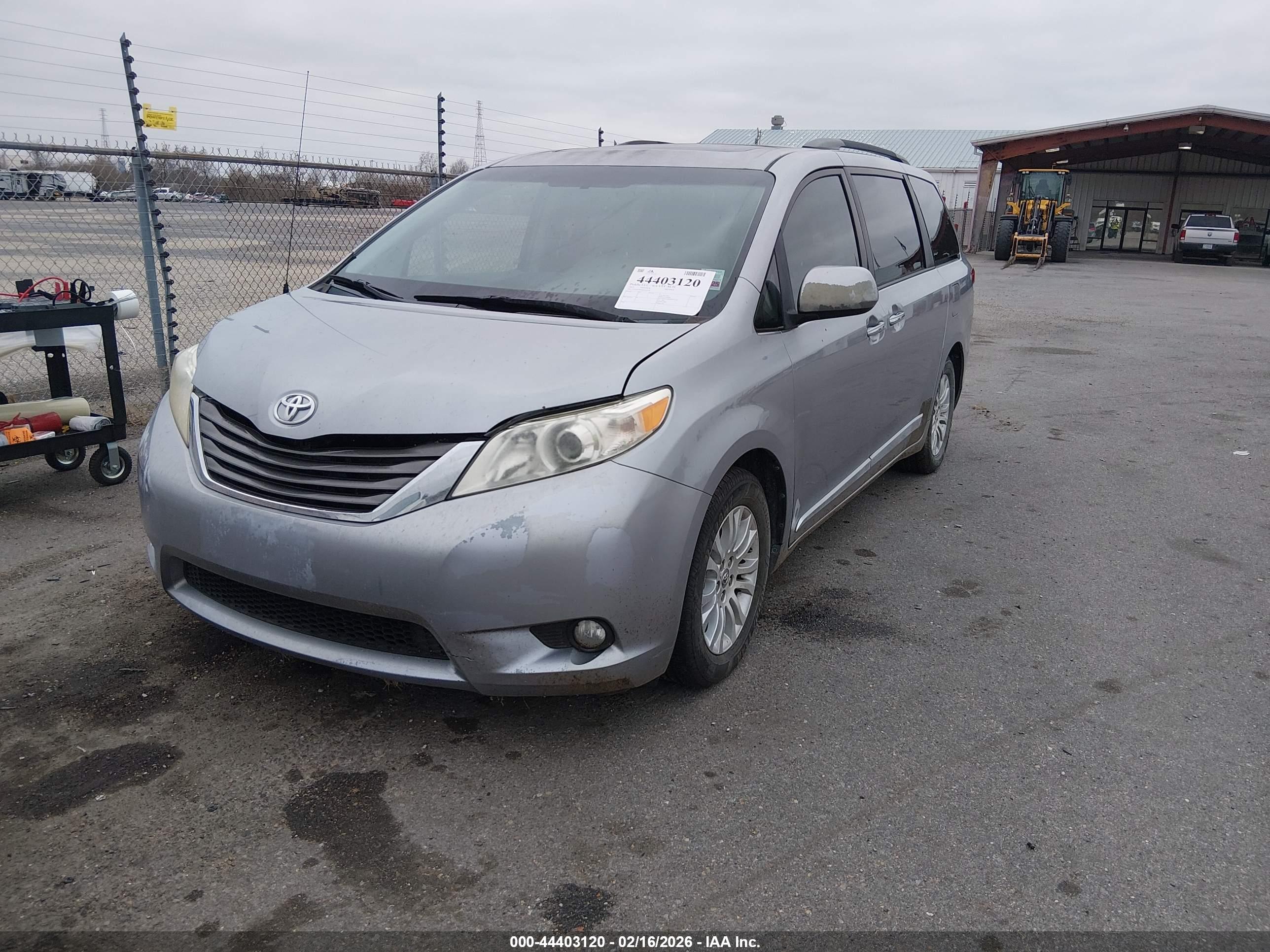 TOYOTA SIENNA image 2