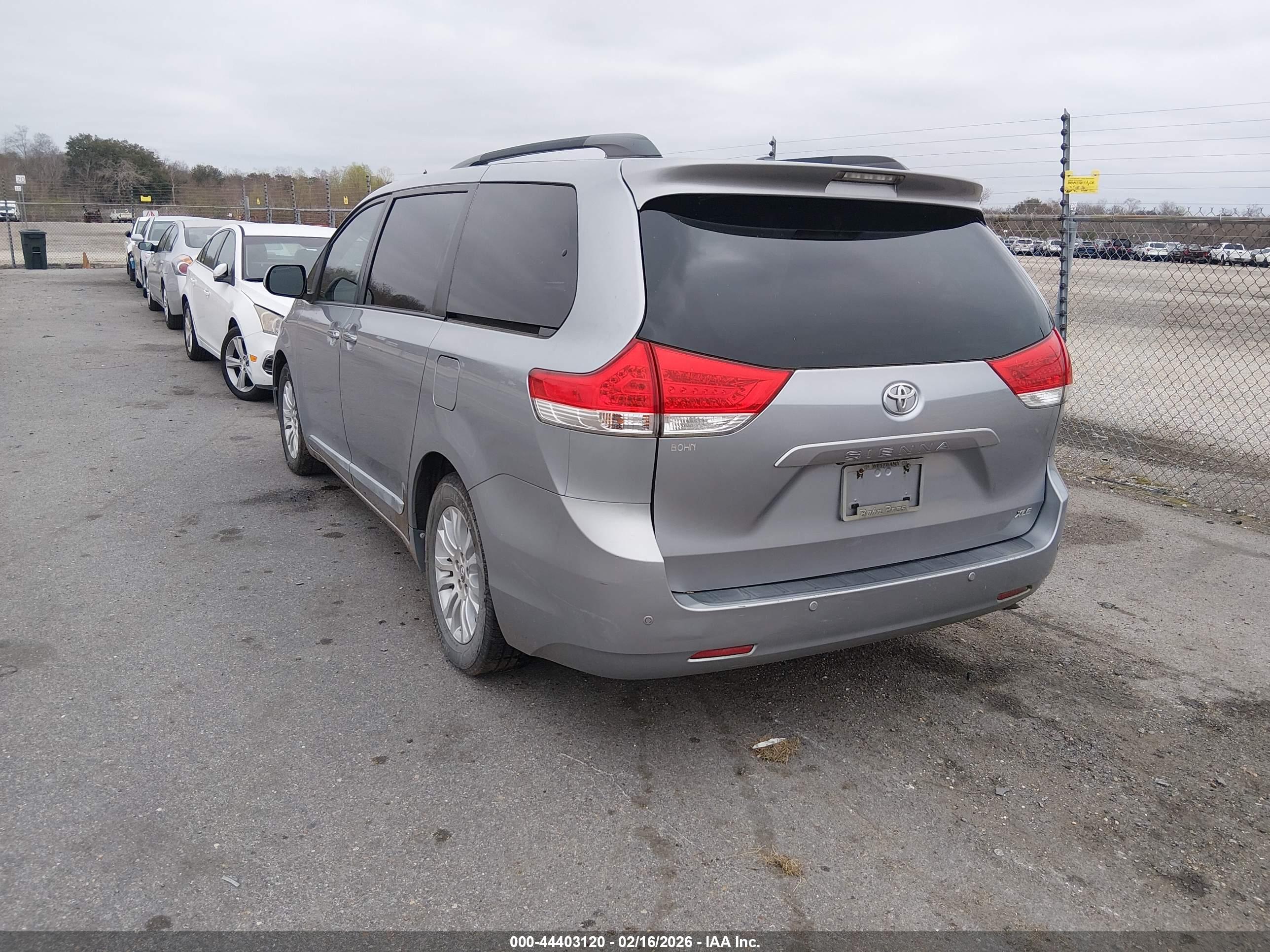 TOYOTA SIENNA image 3