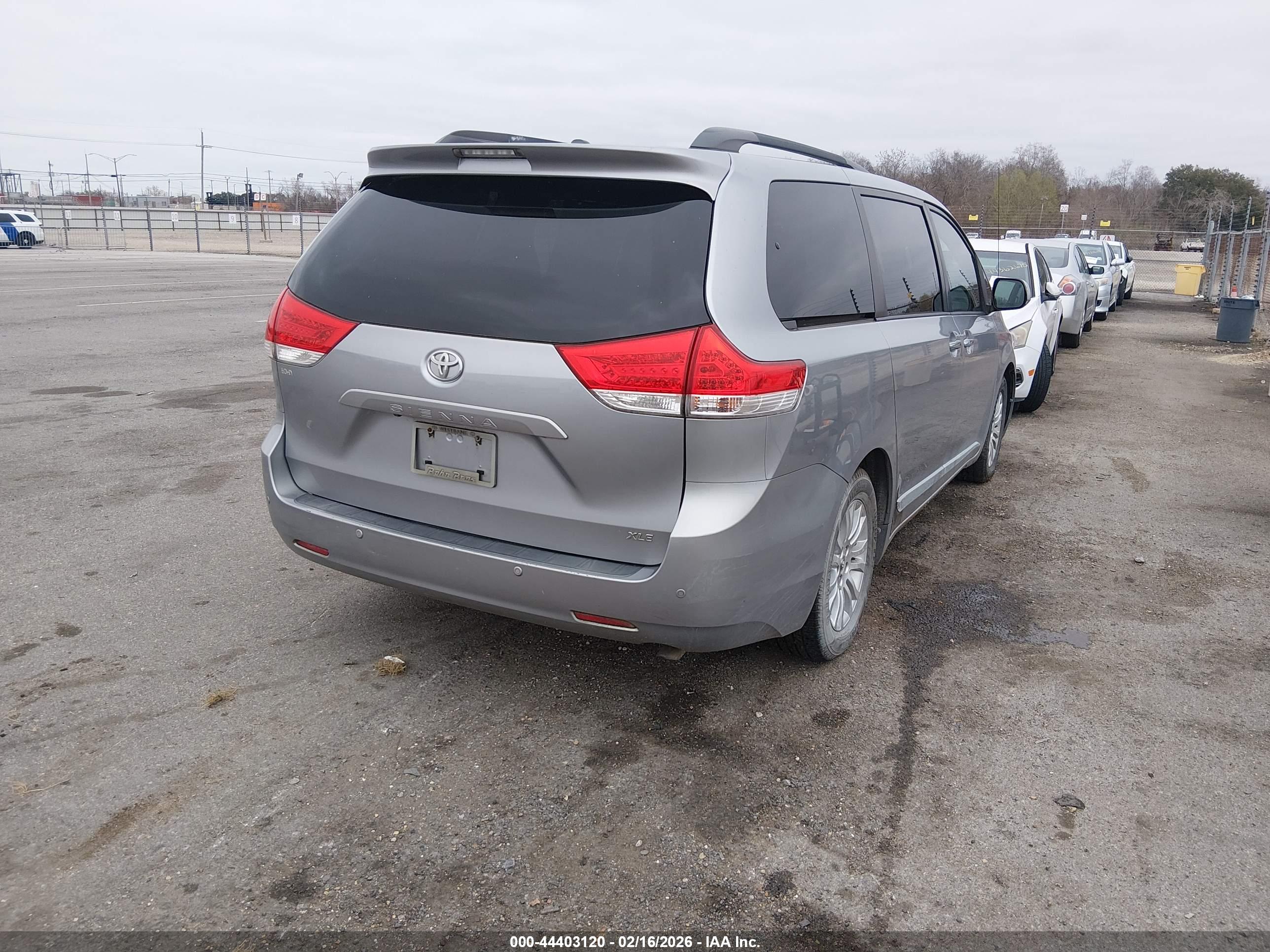 TOYOTA SIENNA image 4