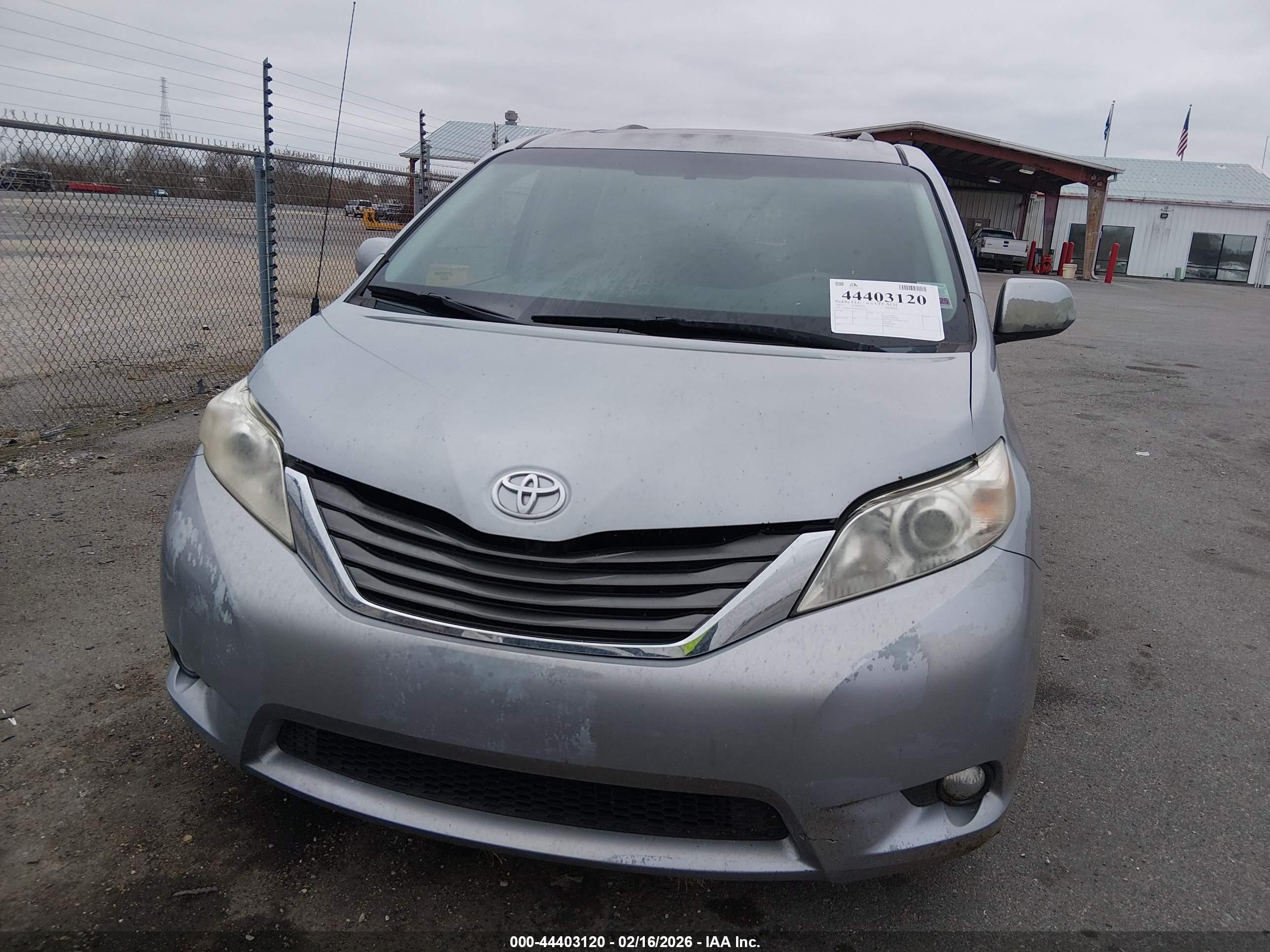 TOYOTA SIENNA image 6