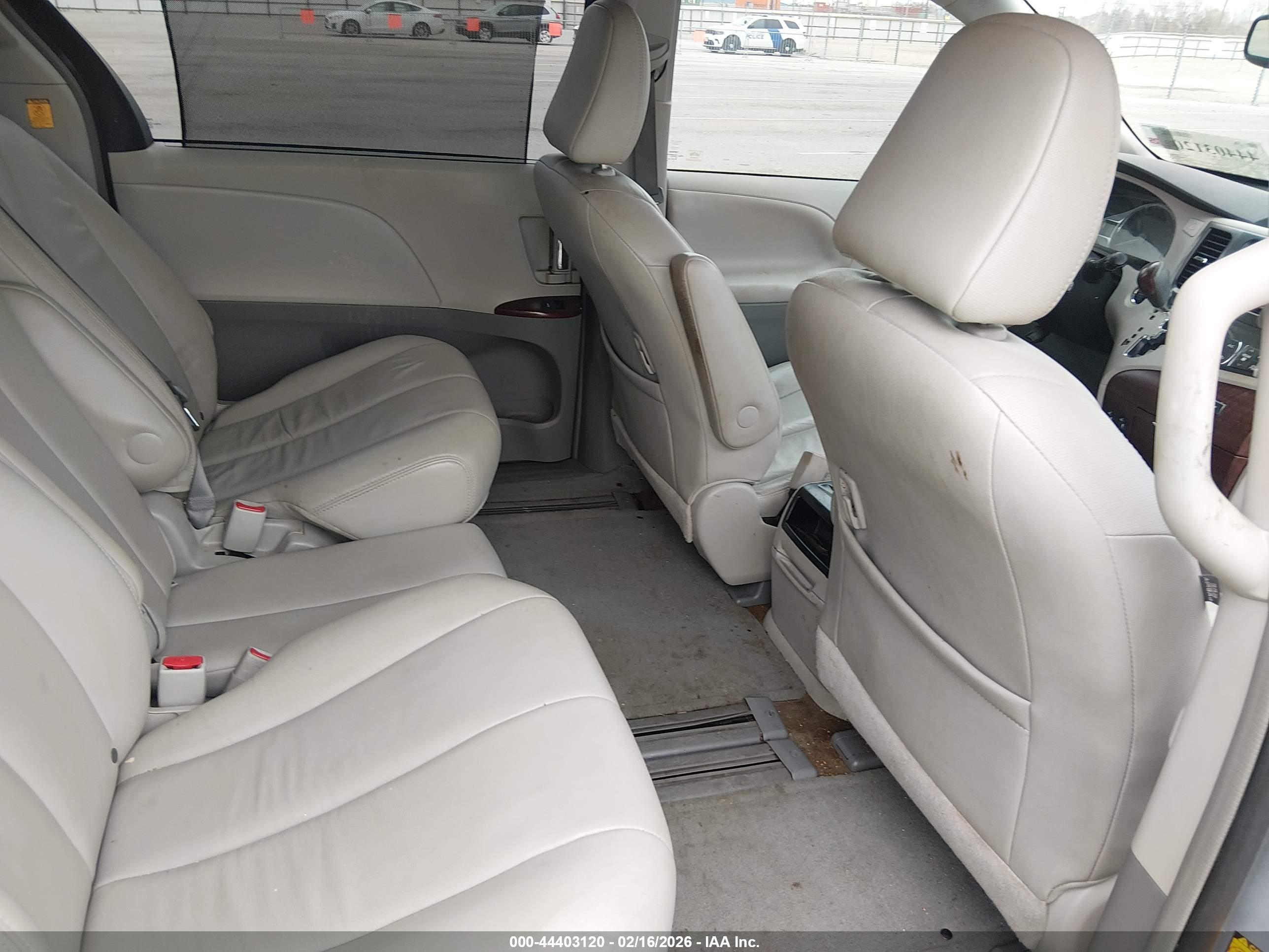 TOYOTA SIENNA image 8