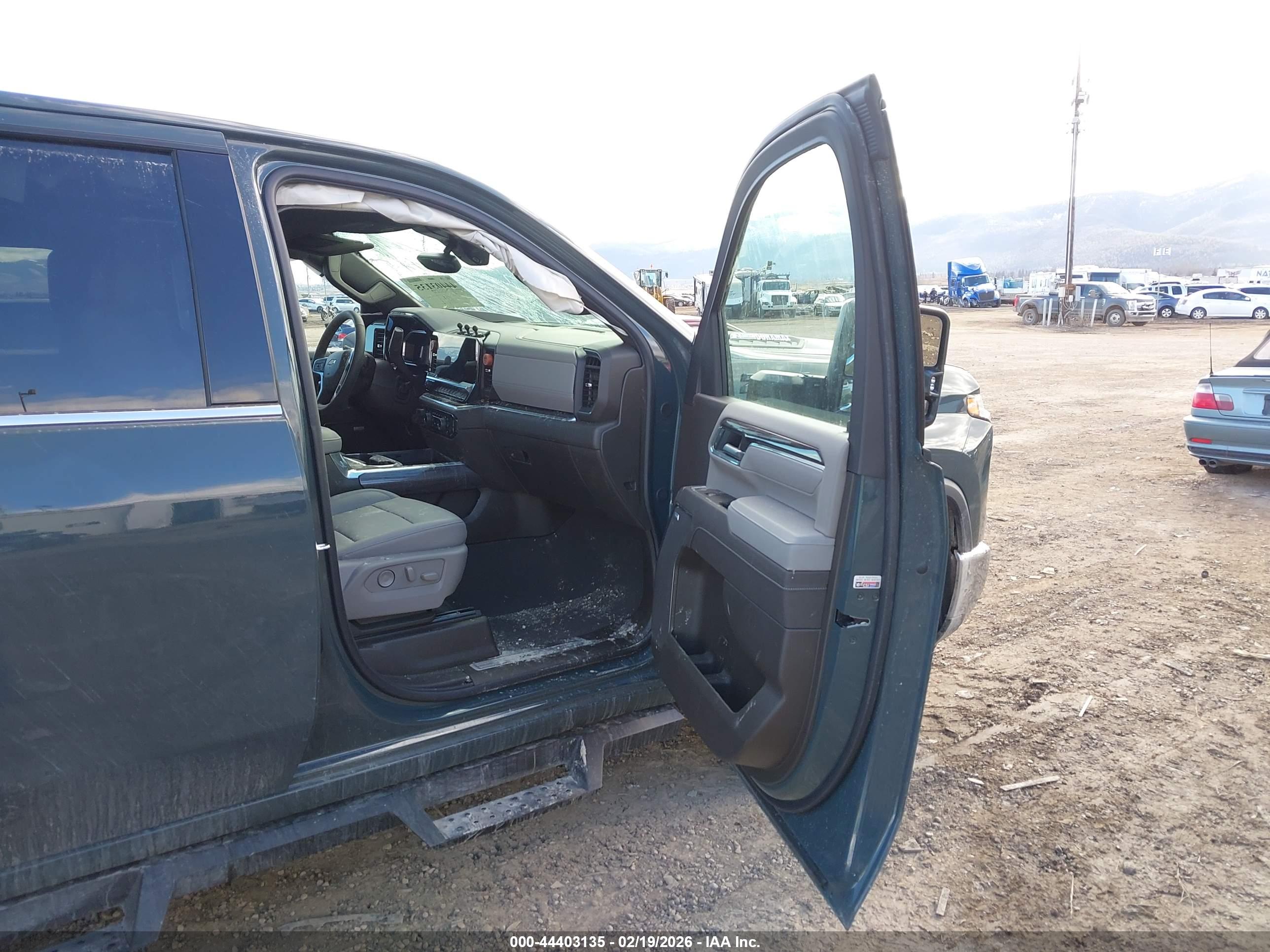 CHEVROLET SILVERADO image 5