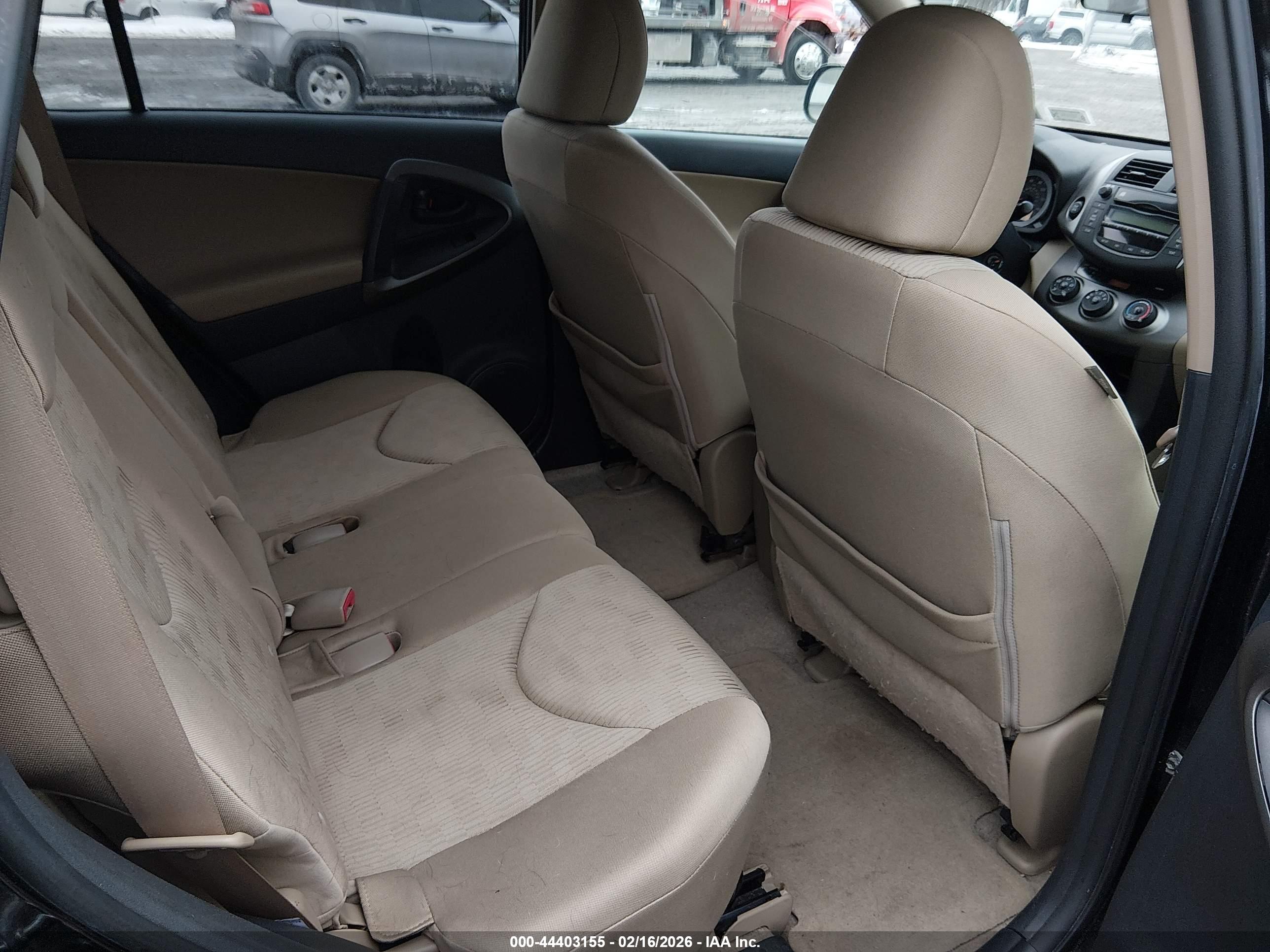 TOYOTA RAV4 image 8