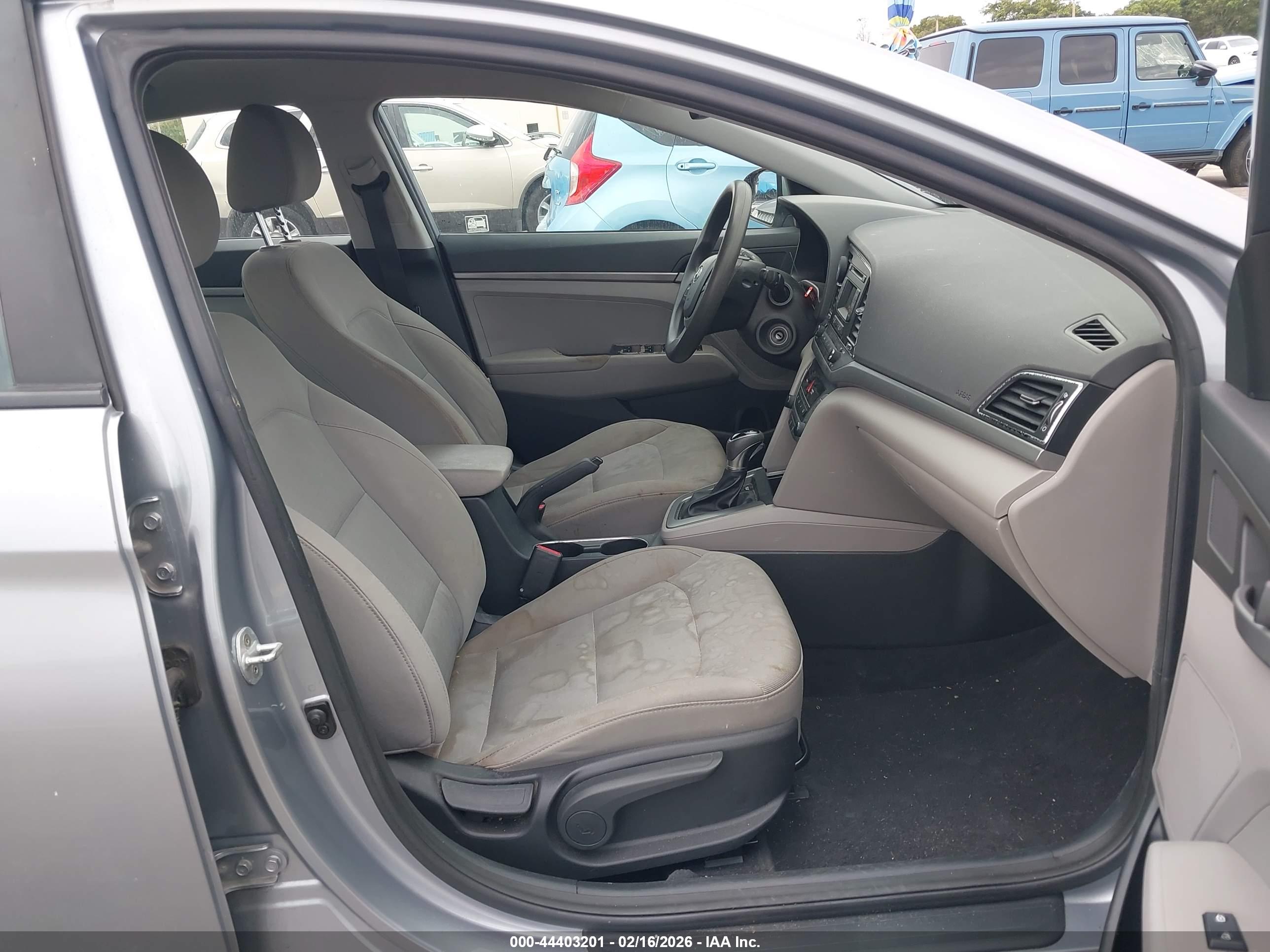 HYUNDAI ELANTRA image 5