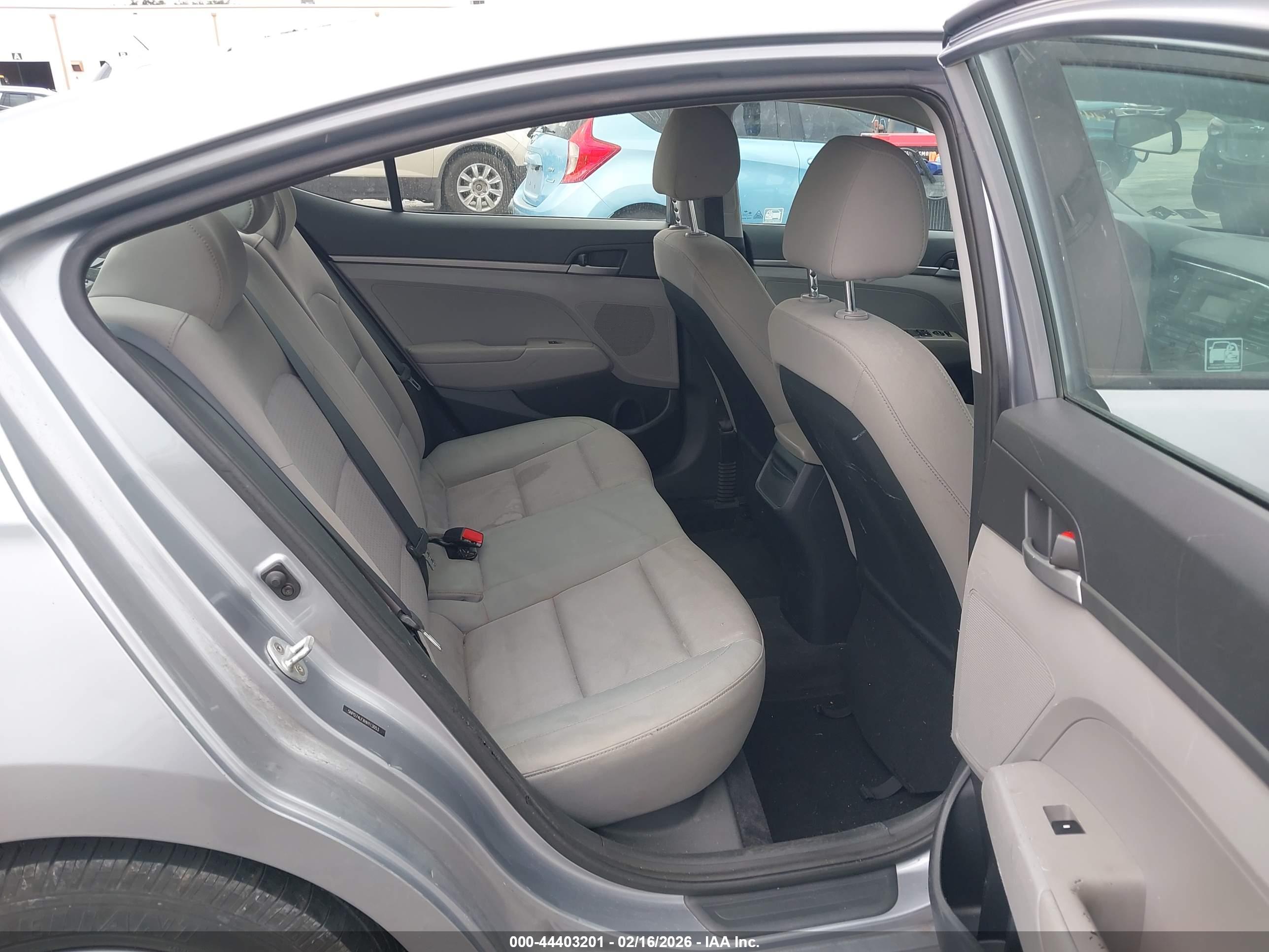 HYUNDAI ELANTRA image 8
