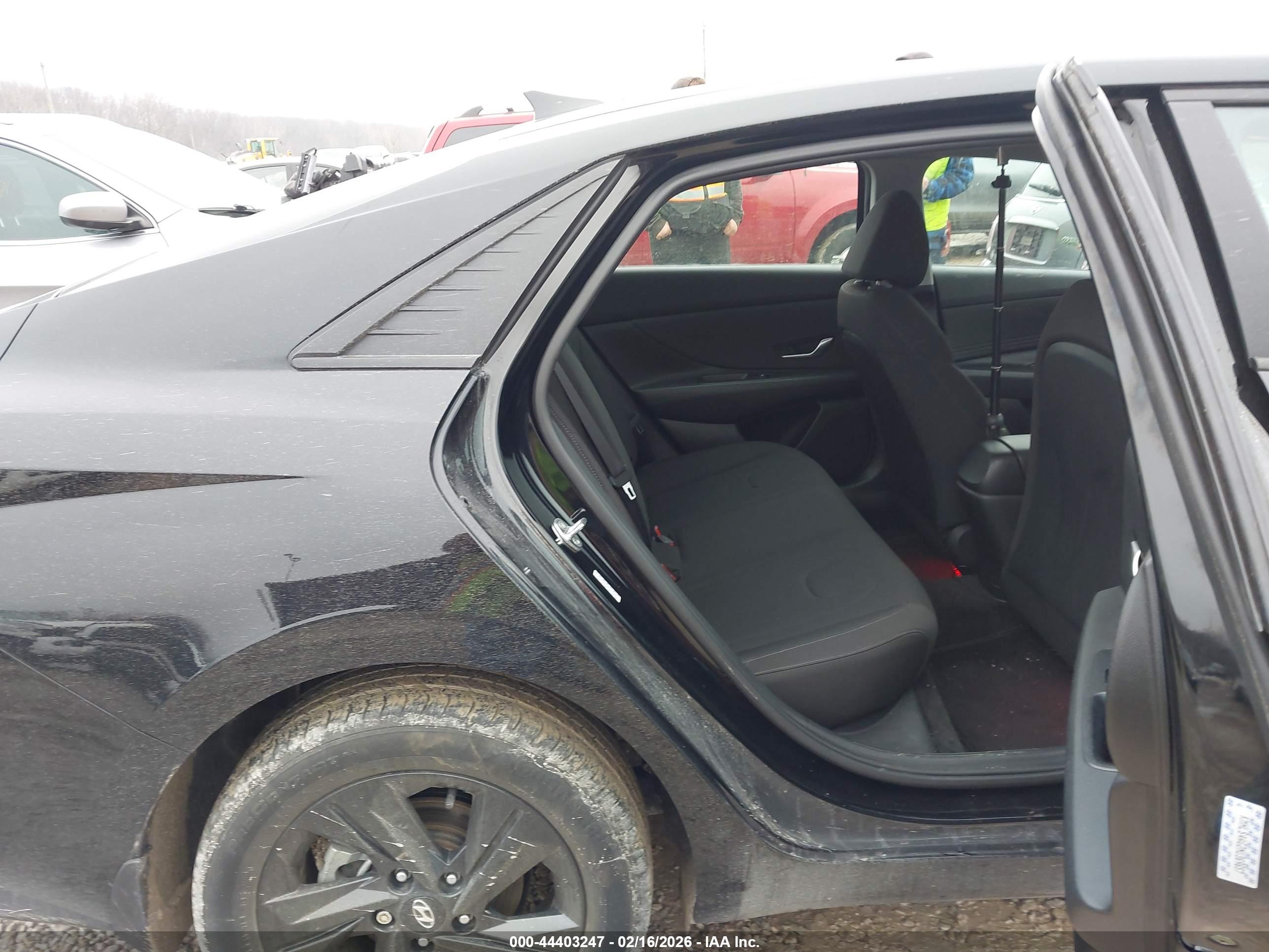 HYUNDAI ELANTRA image 8