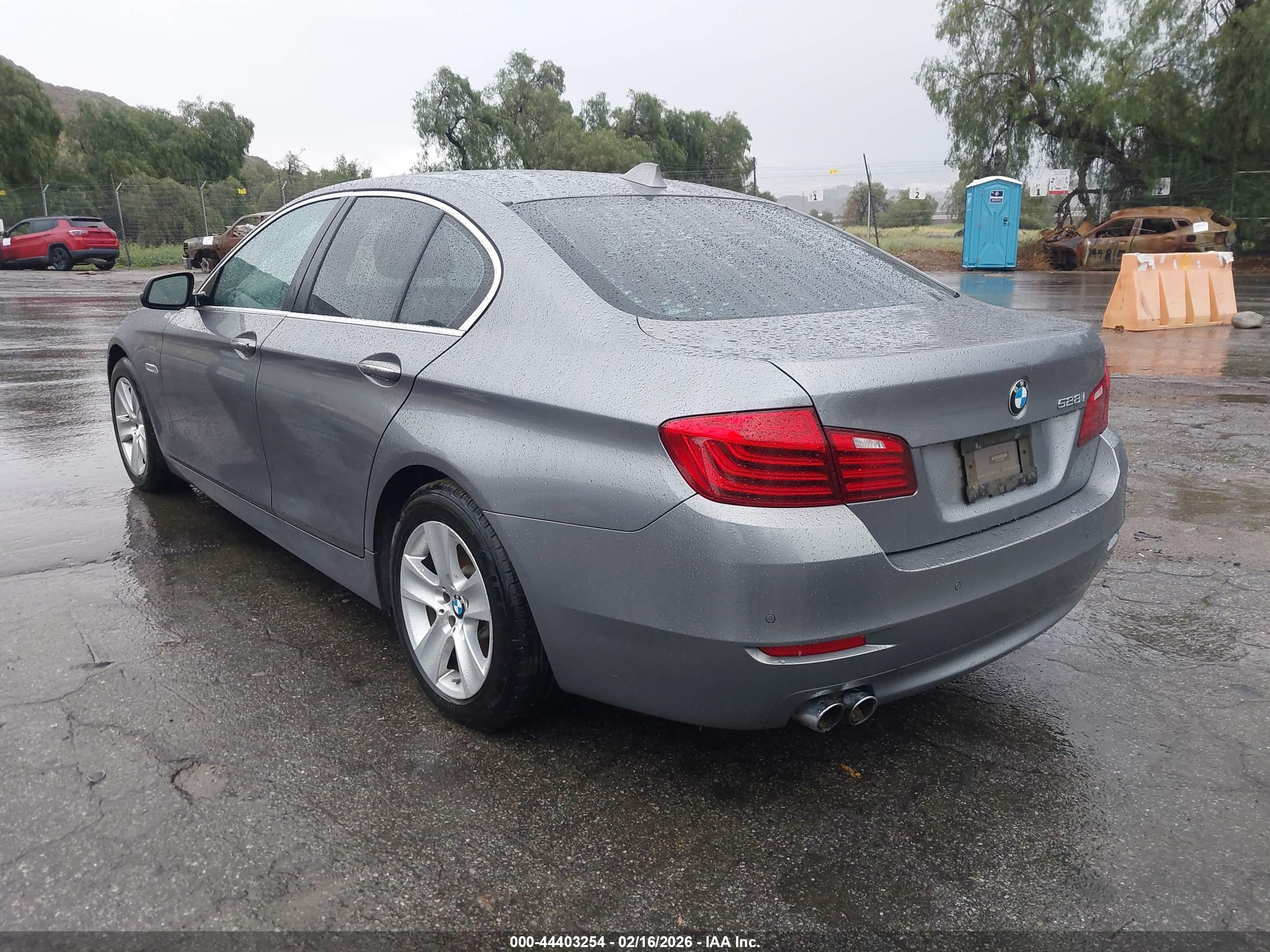 BMW 528I image 3
