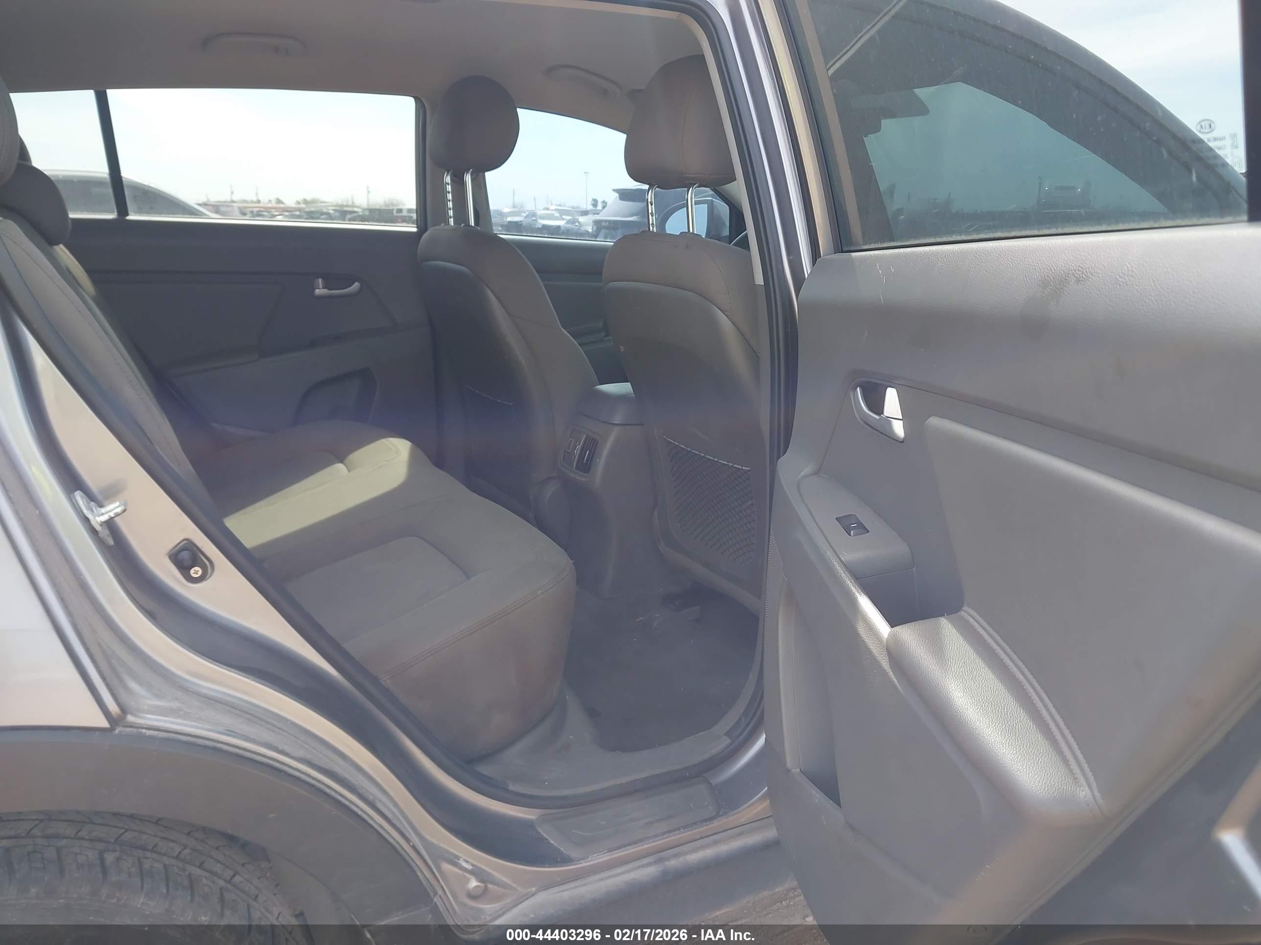 KIA SPORTAGE image 8
