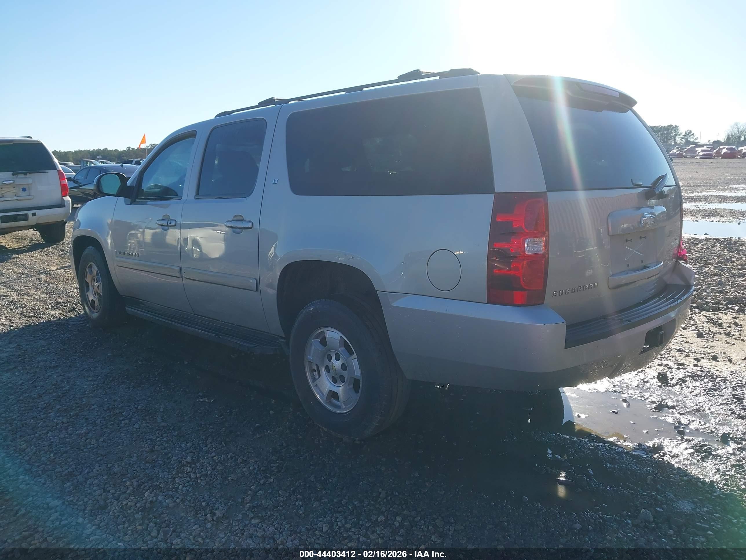 CHEVROLET SUBURBAN image 3