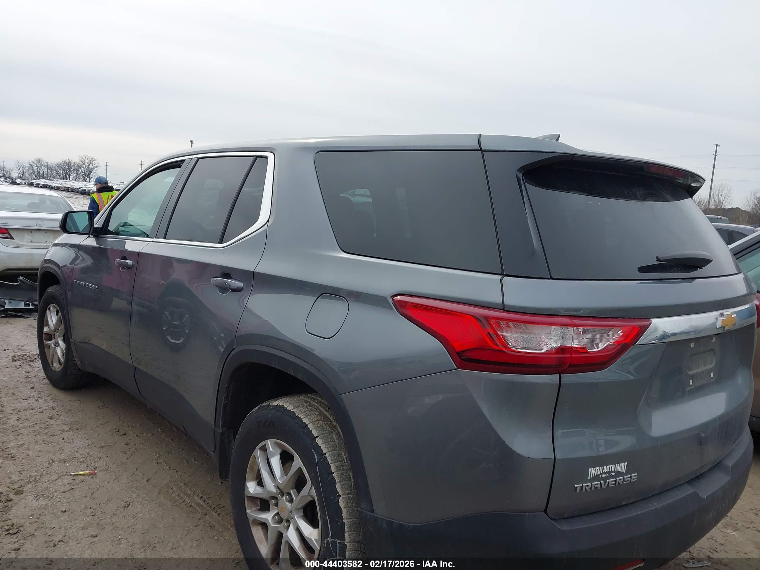 CHEVROLET TRAVERSE image 3