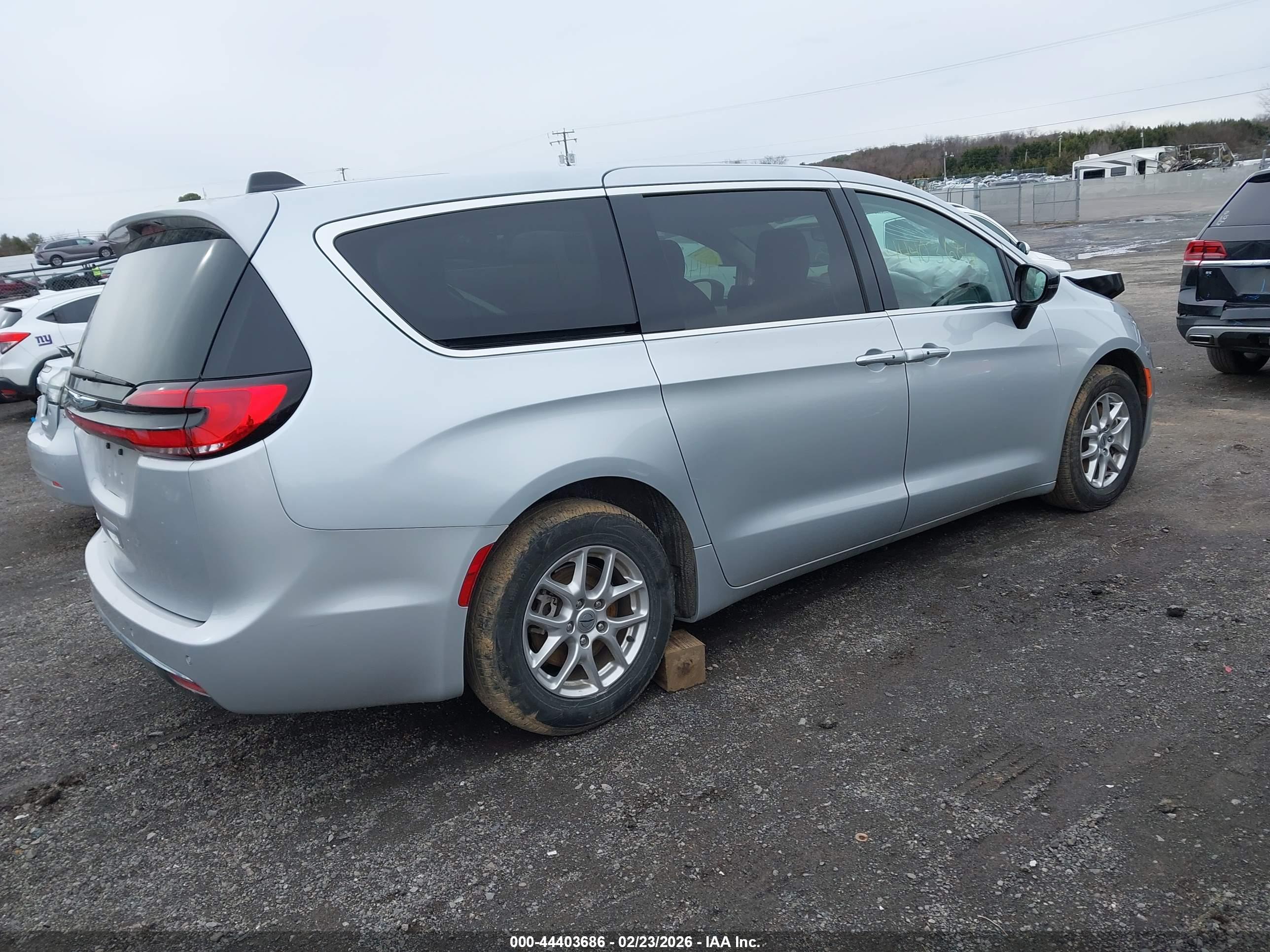 CHRYSLER PACIFICA image 4