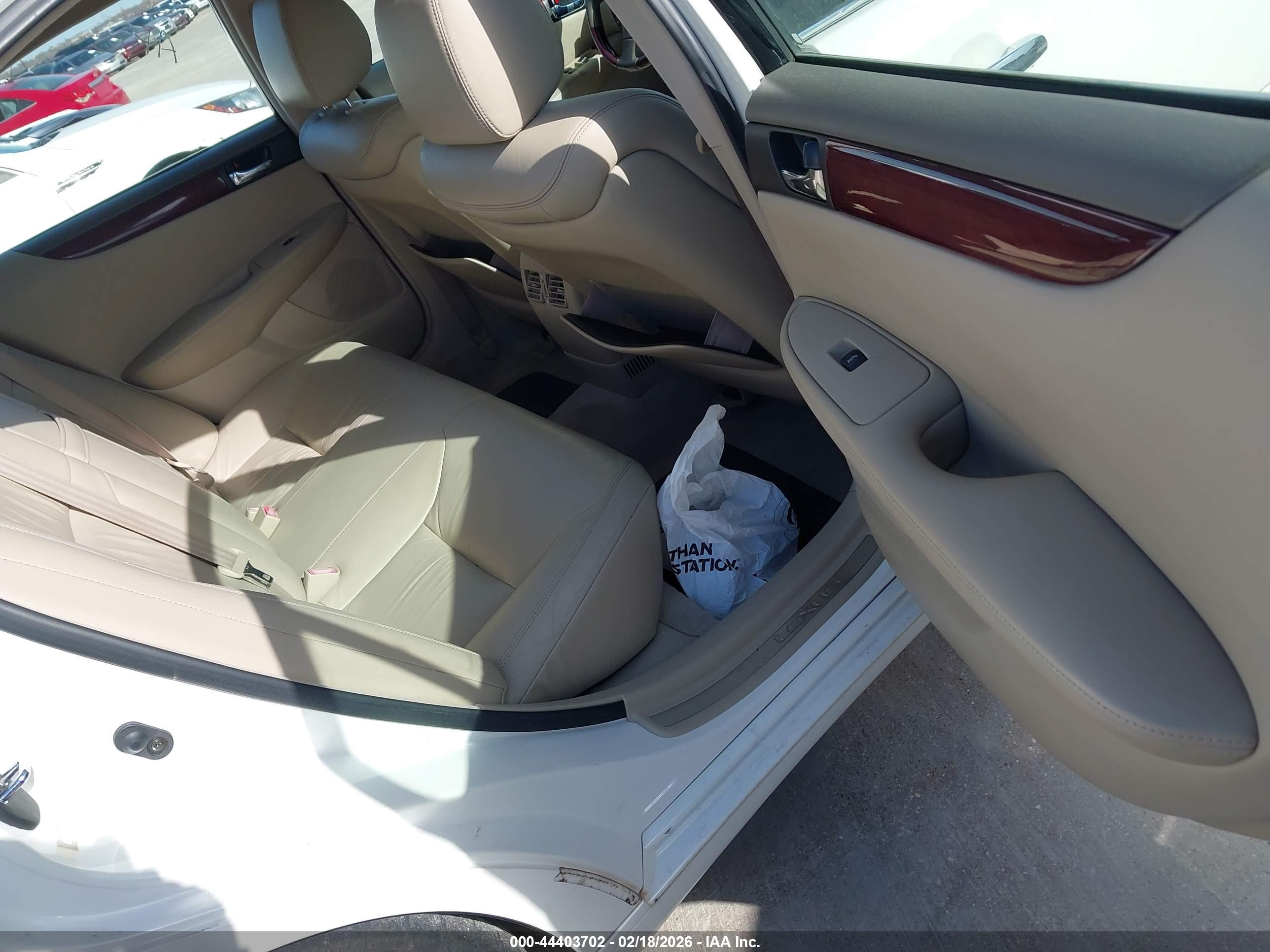 LEXUS ES image 8