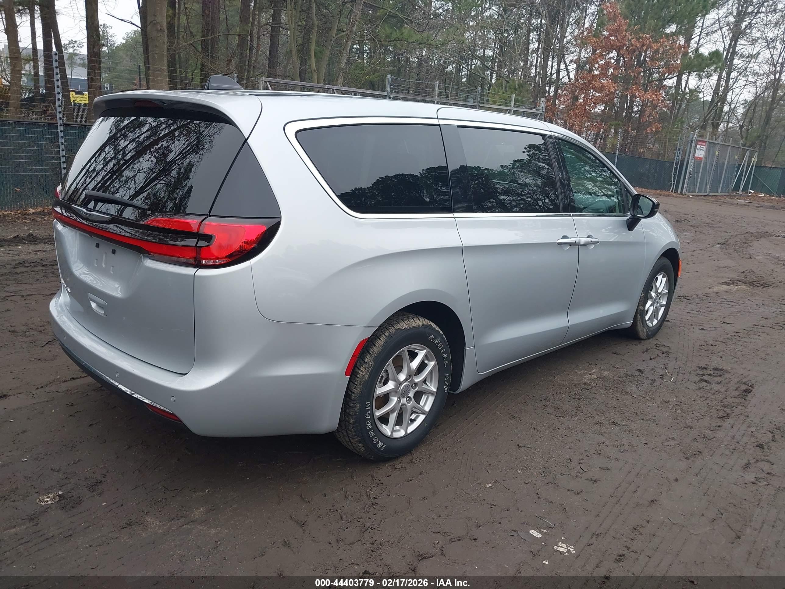 CHRYSLER PACIFICA image 4