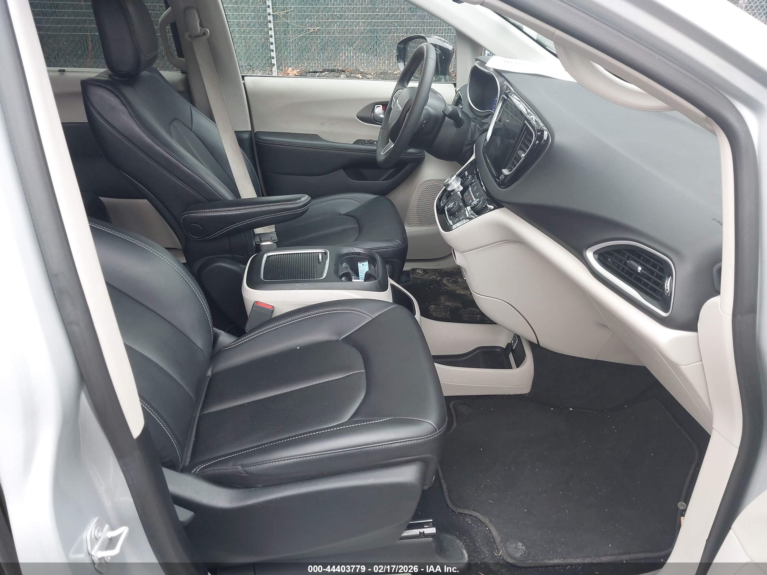 CHRYSLER PACIFICA image 5