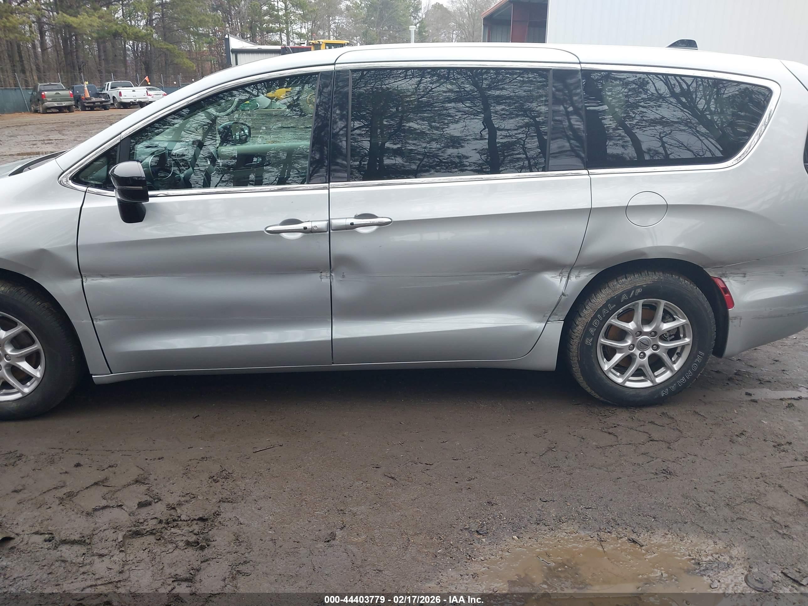 CHRYSLER PACIFICA image 6