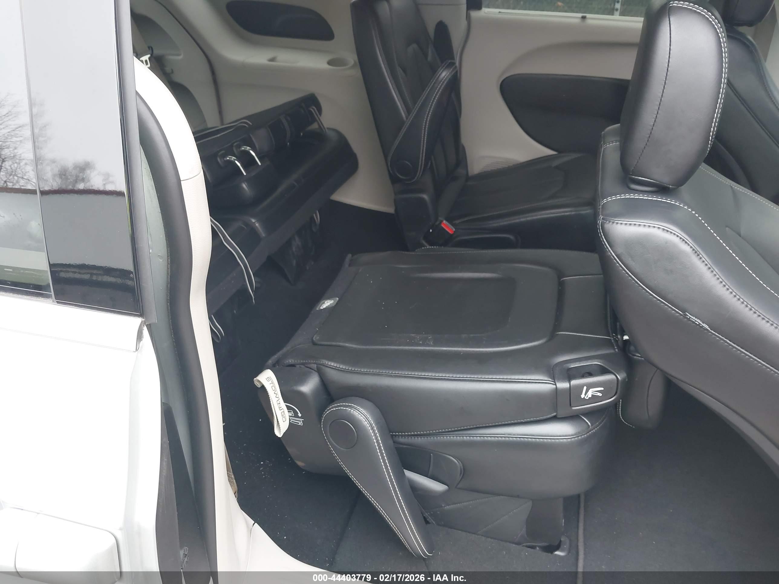 CHRYSLER PACIFICA image 8