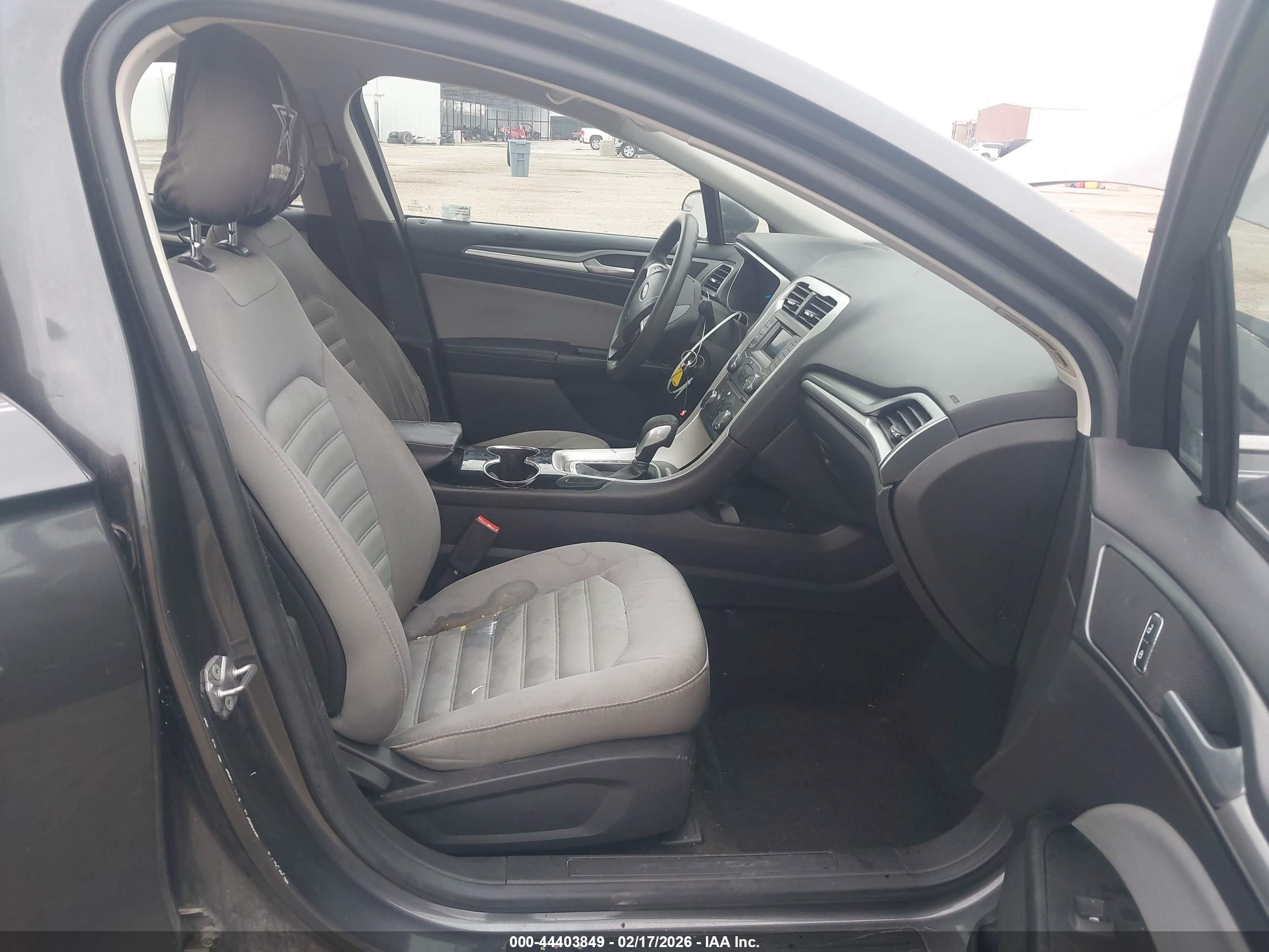 FORD FUSION image 5