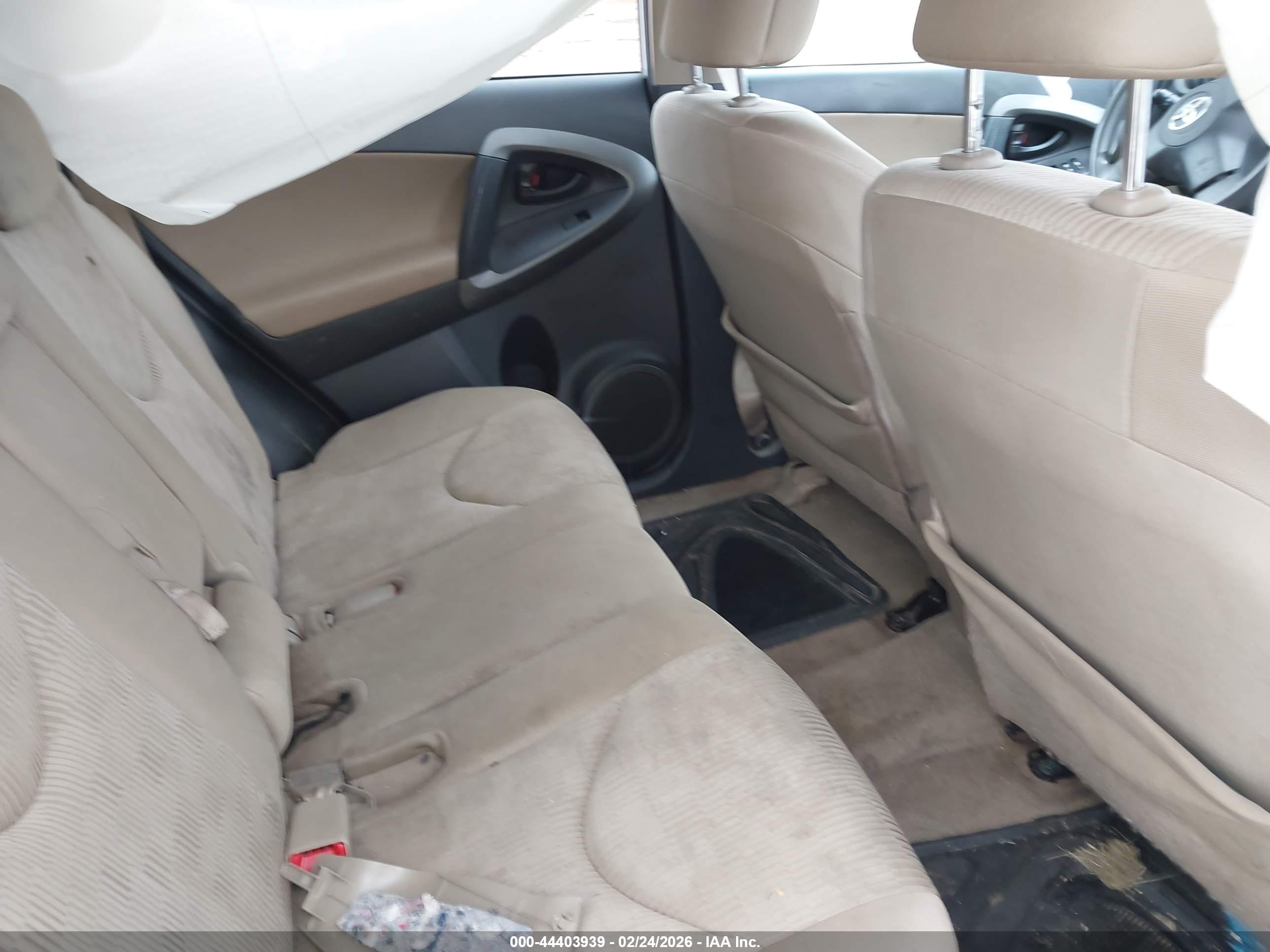 TOYOTA RAV4 image 8