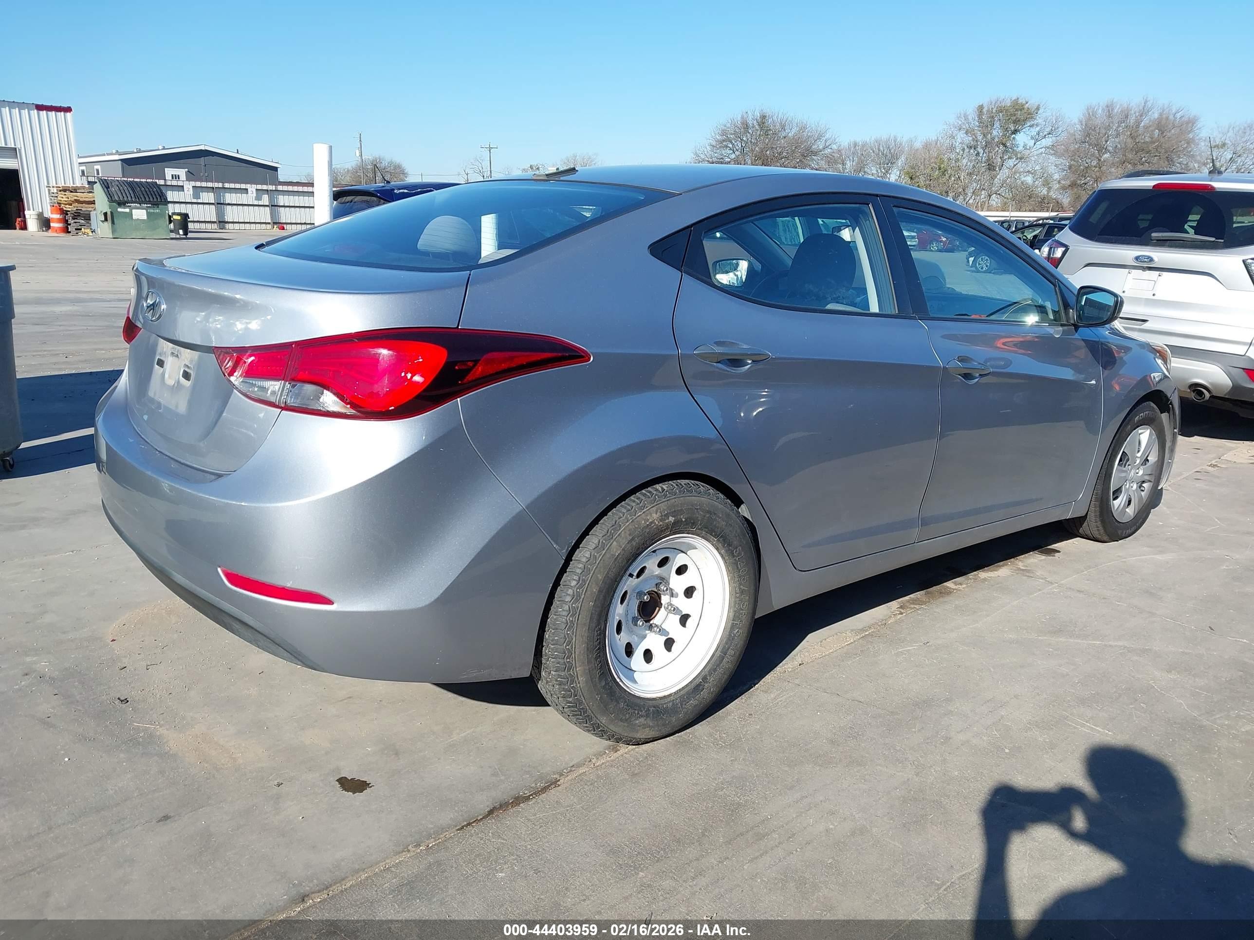 HYUNDAI ELANTRA image 4