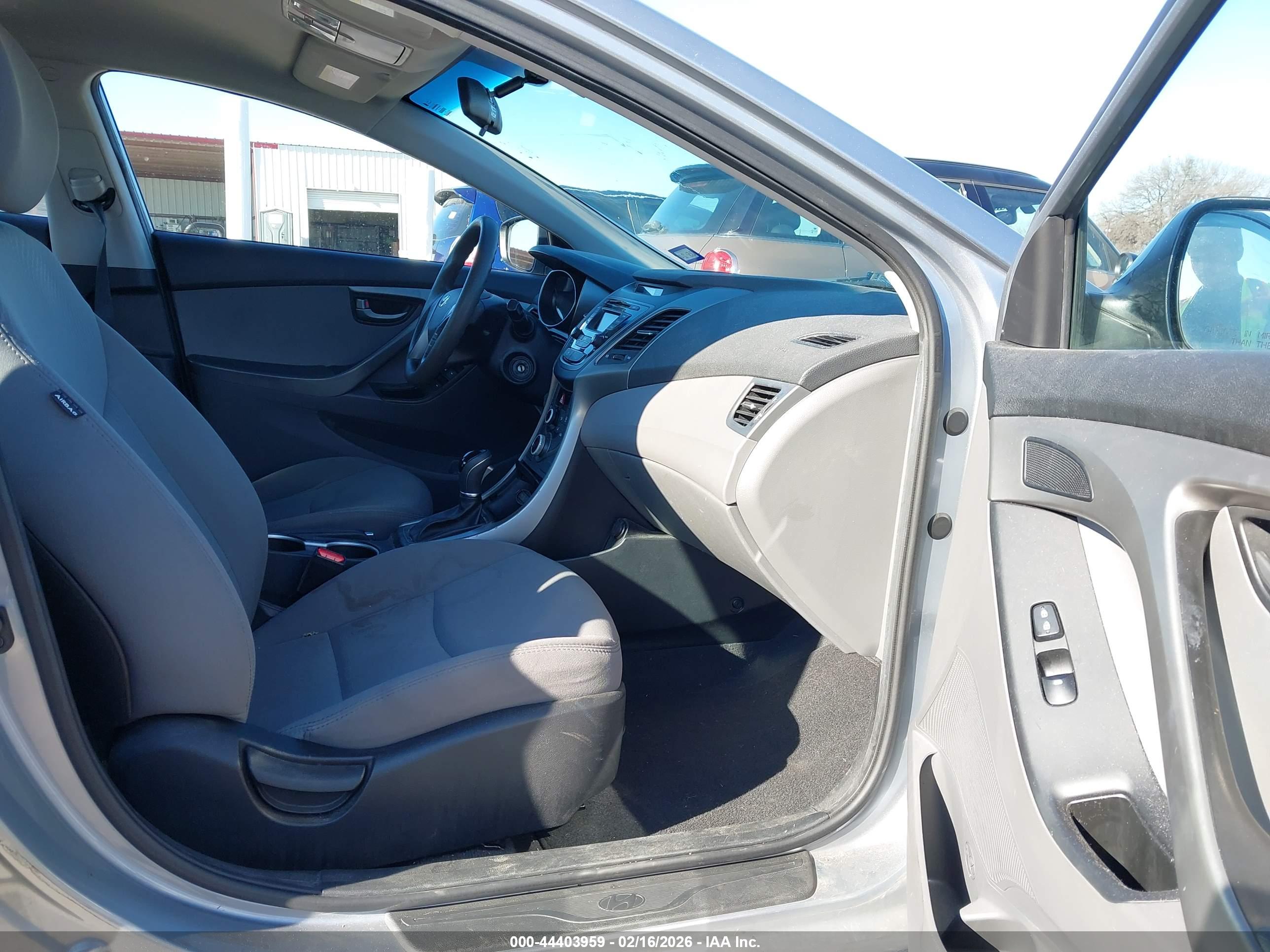 HYUNDAI ELANTRA image 5