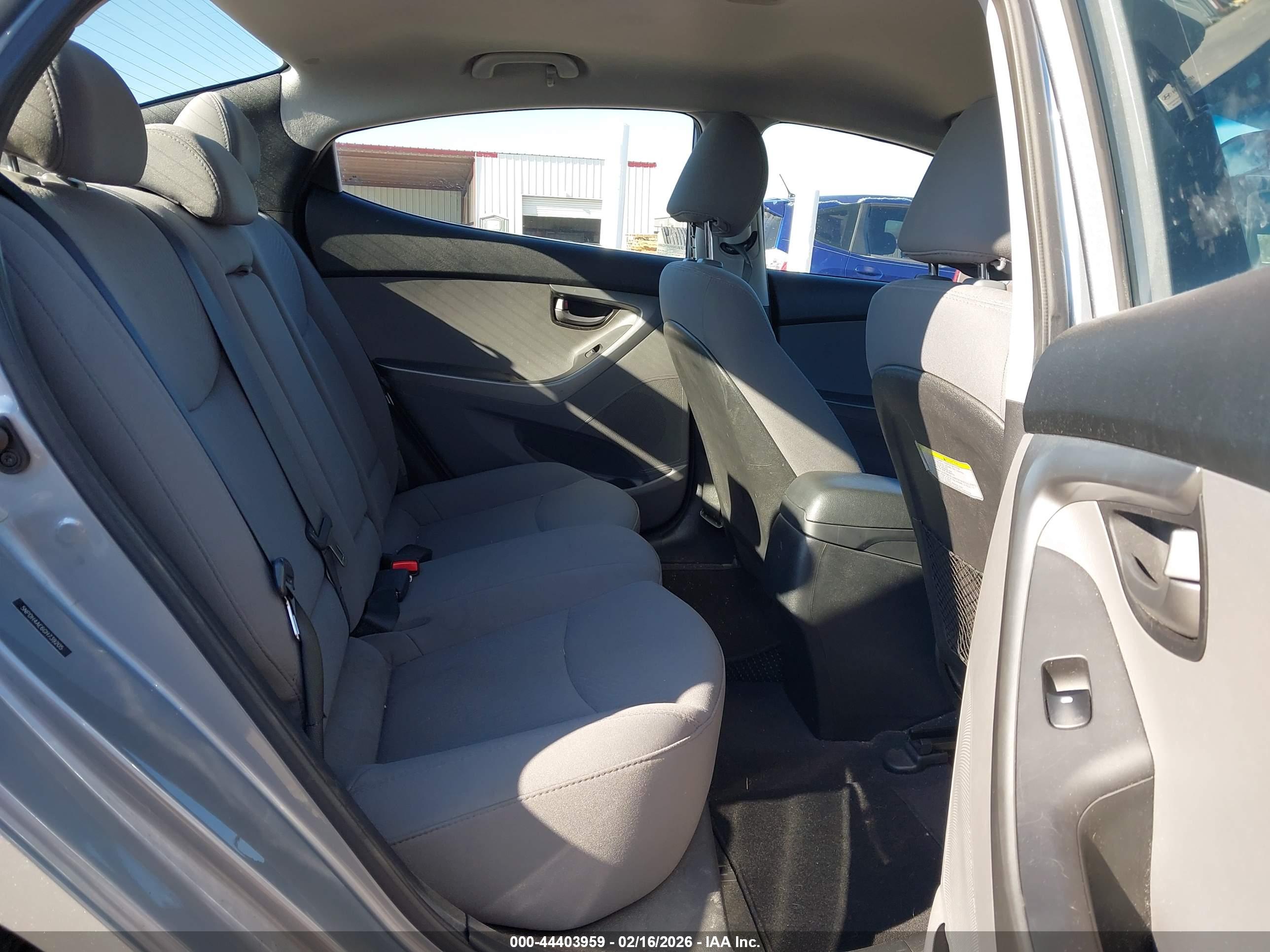 HYUNDAI ELANTRA image 8