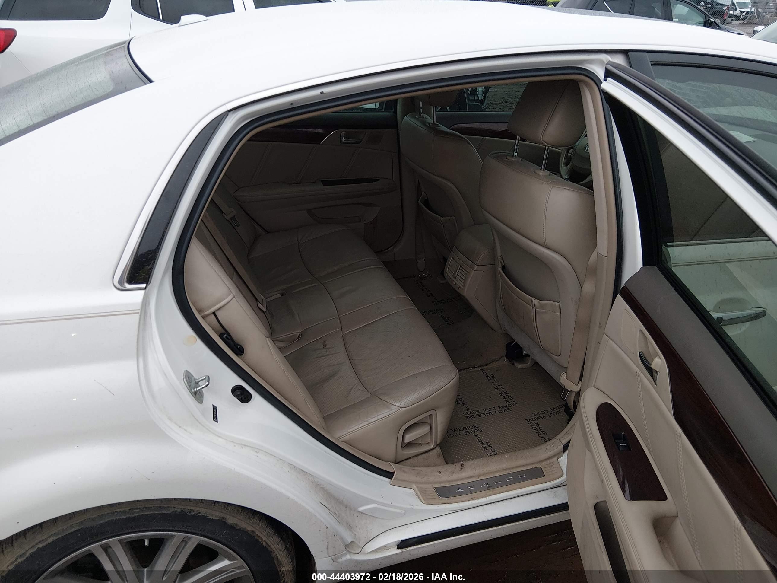TOYOTA AVALON image 8