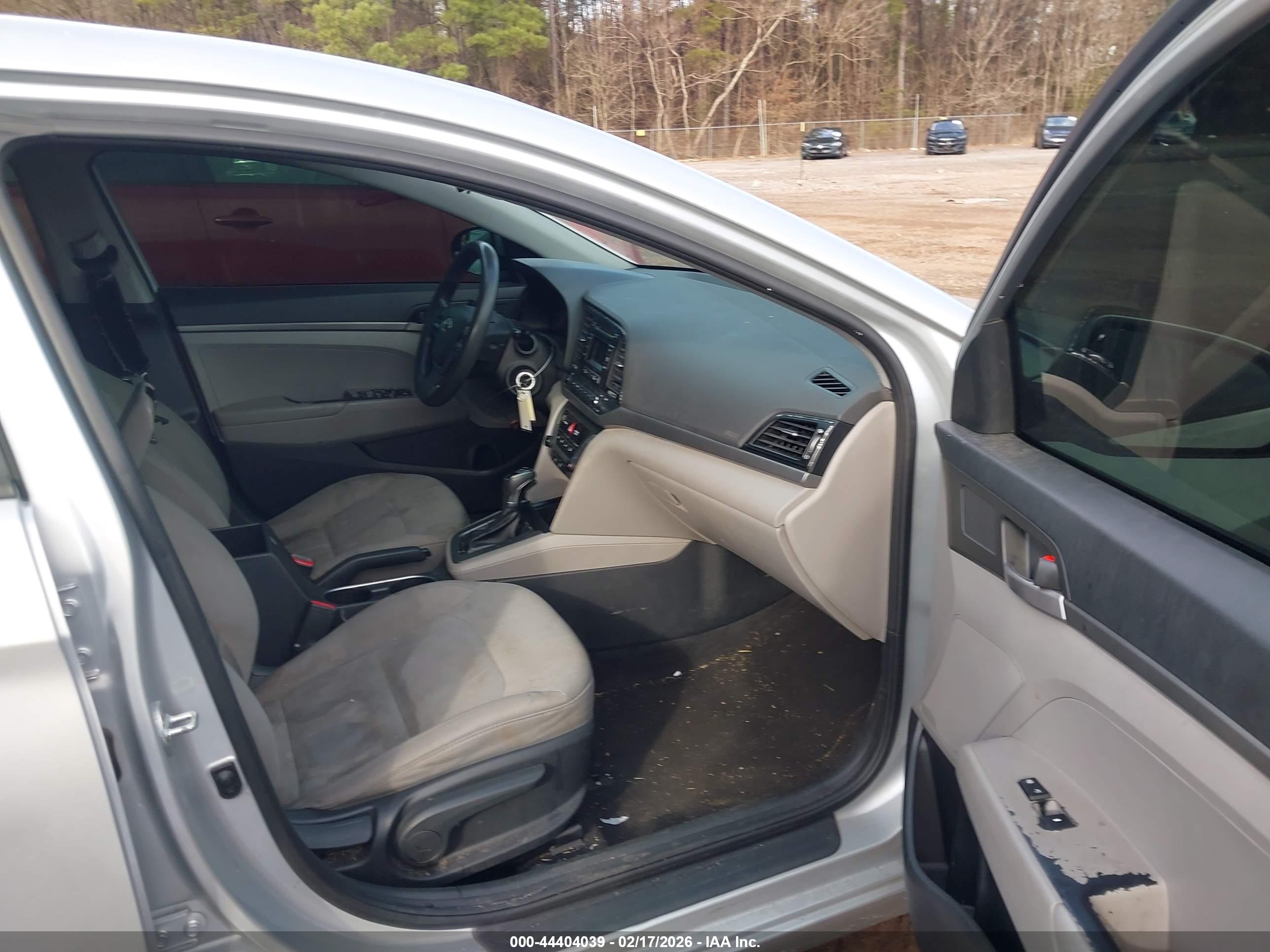 HYUNDAI ELANTRA image 5