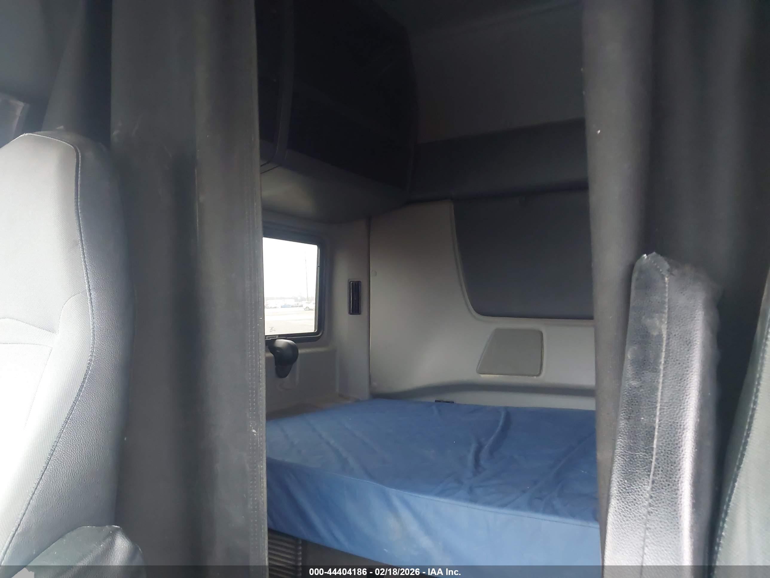 INTERNATIONAL LT image 7