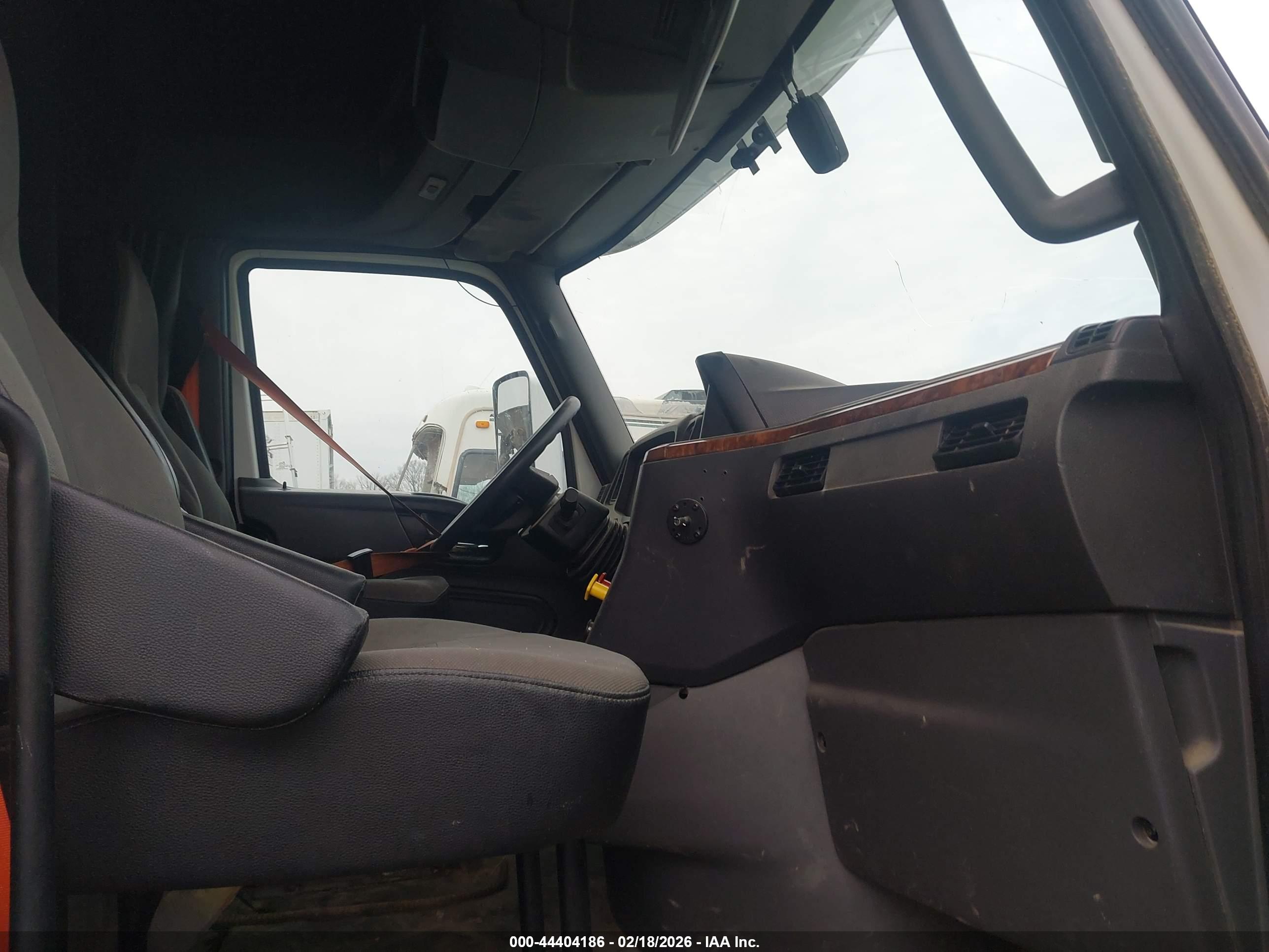 INTERNATIONAL LT image 8