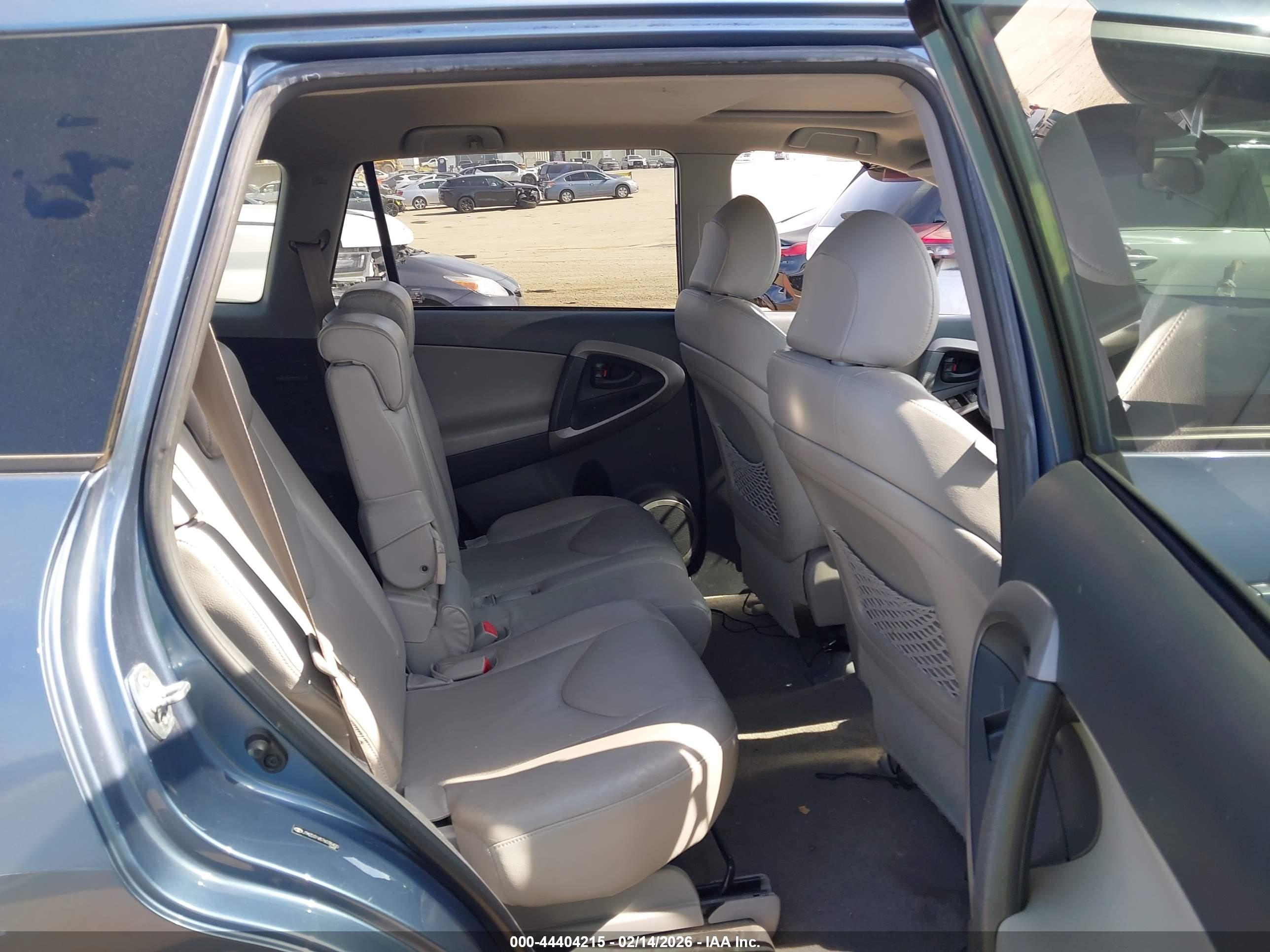 TOYOTA RAV4 image 8