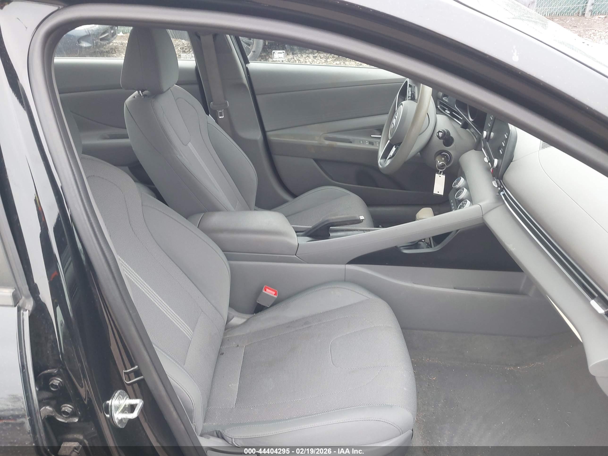 HYUNDAI ELANTRA image 5