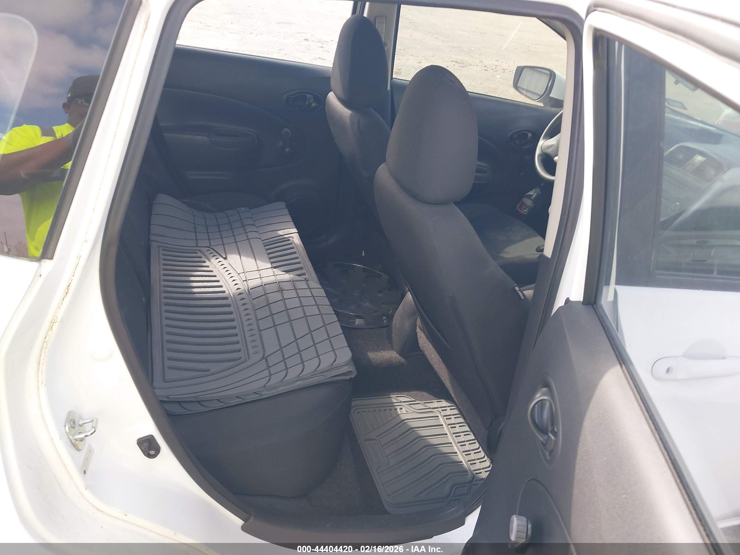 NISSAN VERSA image 8