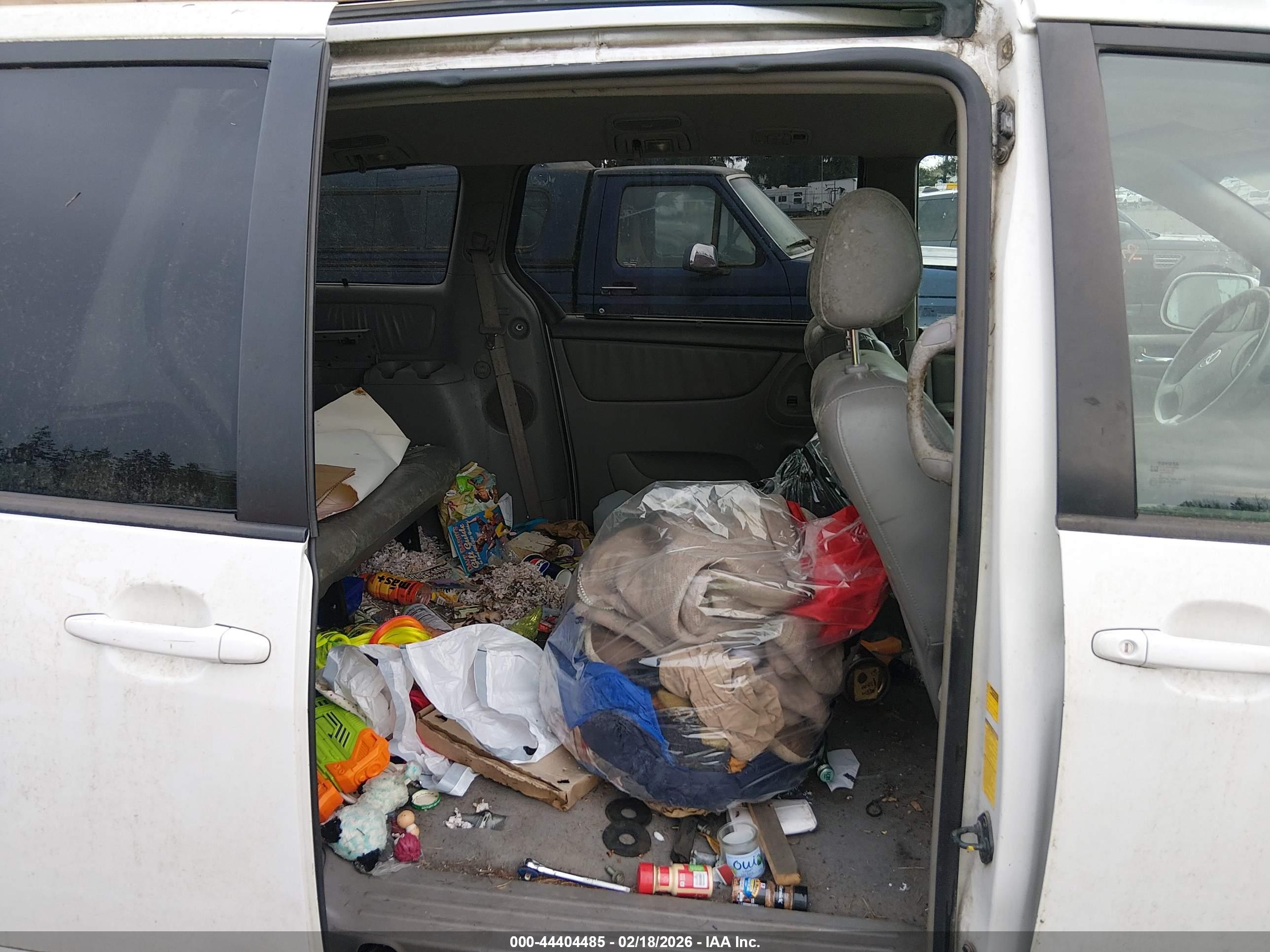 TOYOTA SIENNA image 8