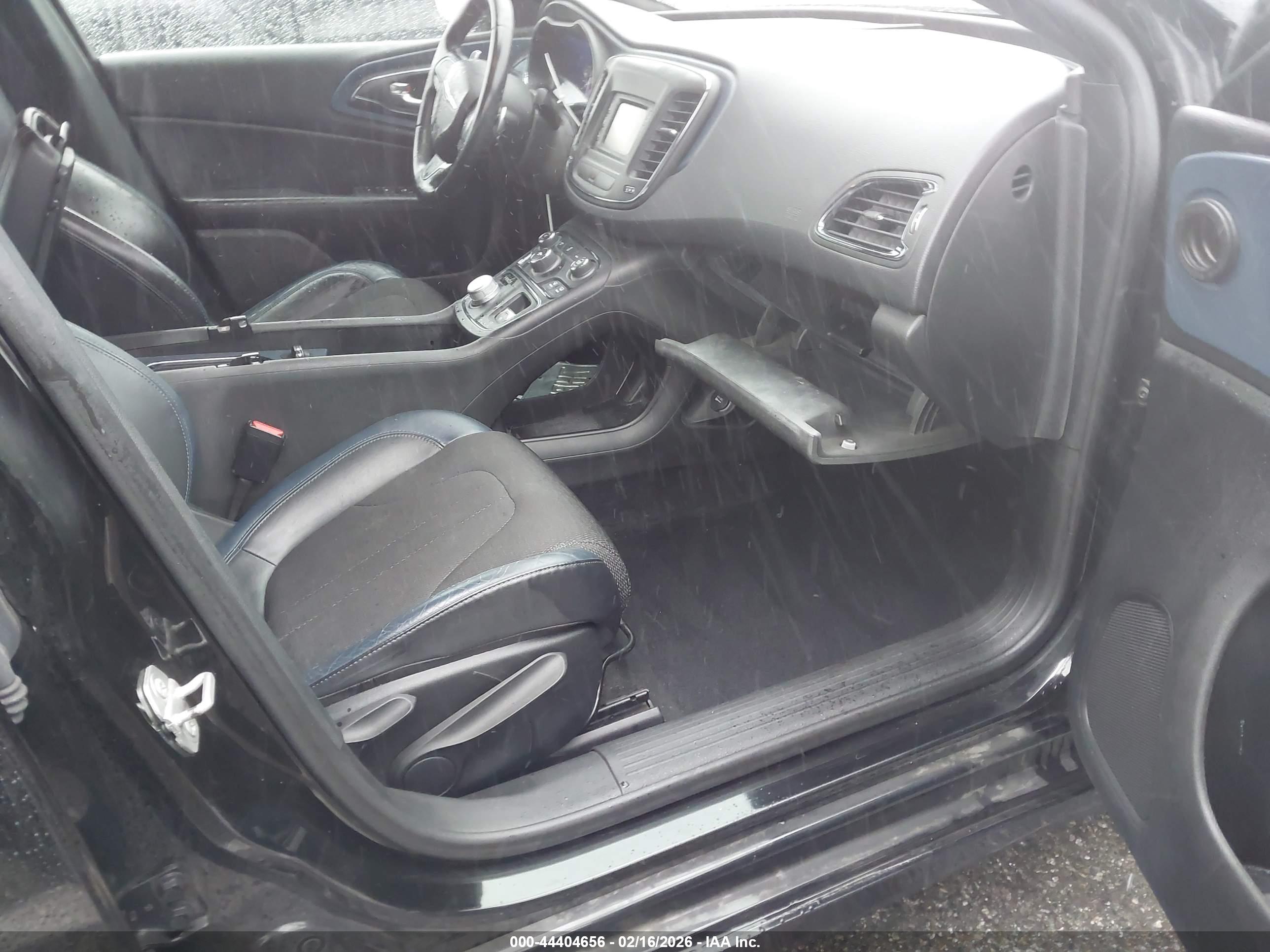 CHRYSLER 200 image 5