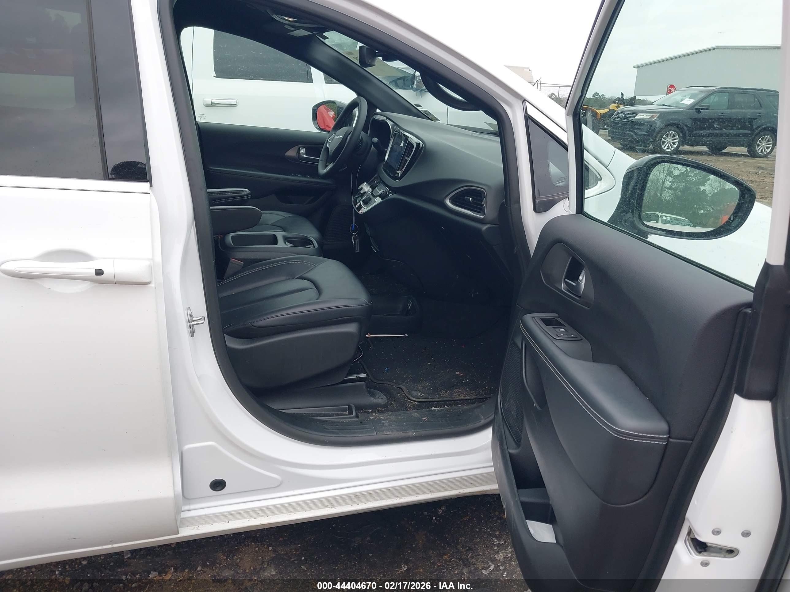 CHRYSLER PACIFICA image 5
