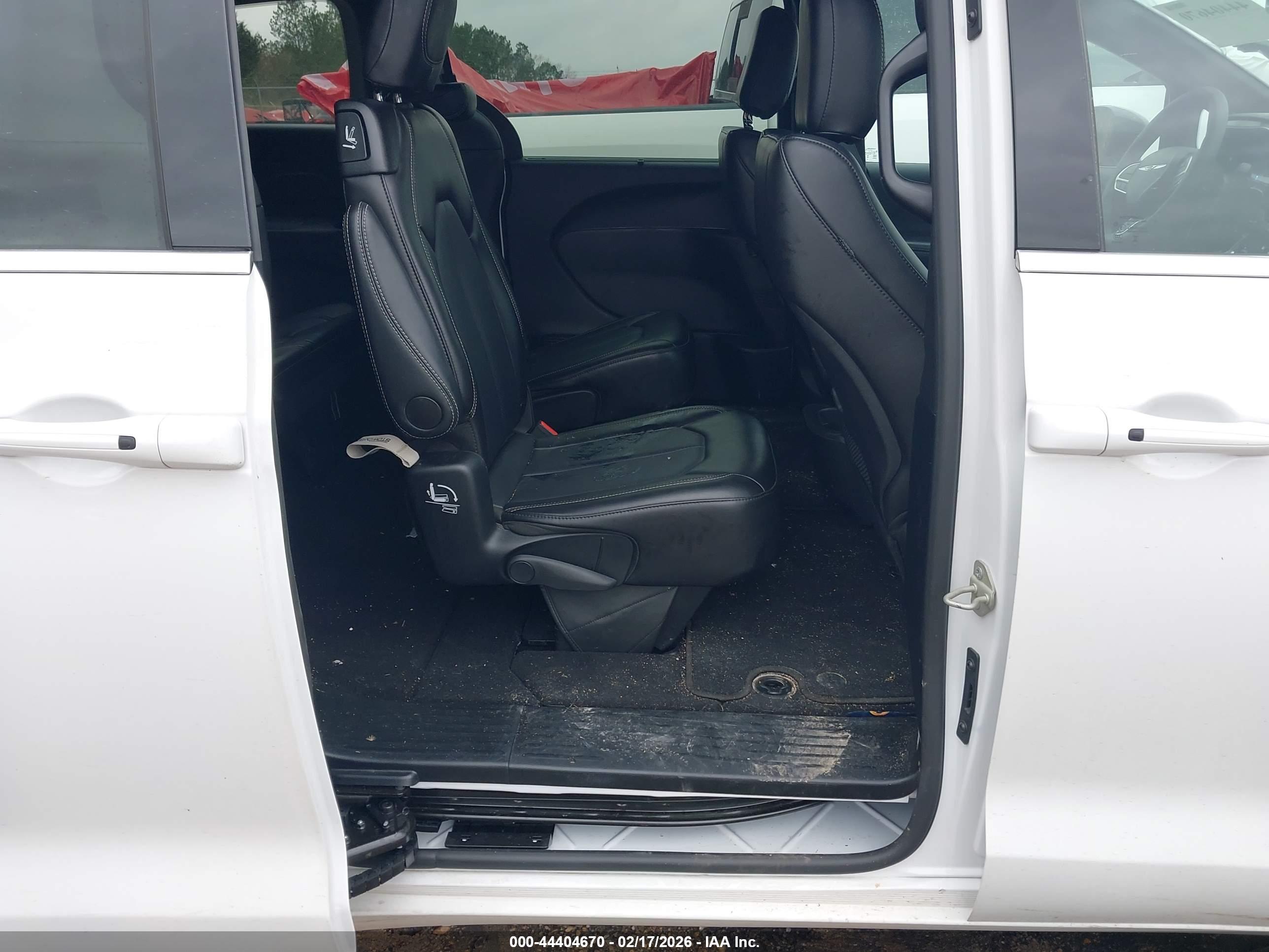 CHRYSLER PACIFICA image 8